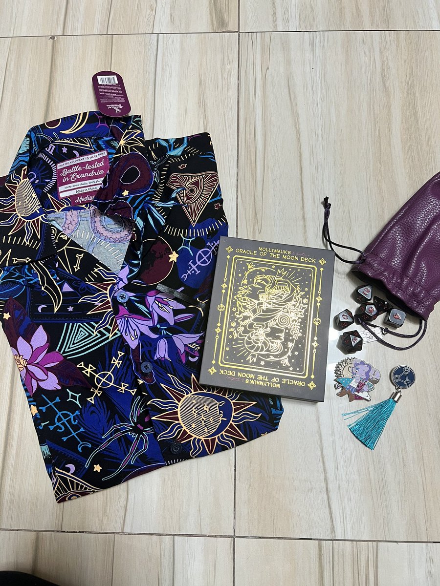 Life has somewhat stabilized so I recently indulged myself on some merch and got my MOLLYMAUK care package 🥹👉👈💗