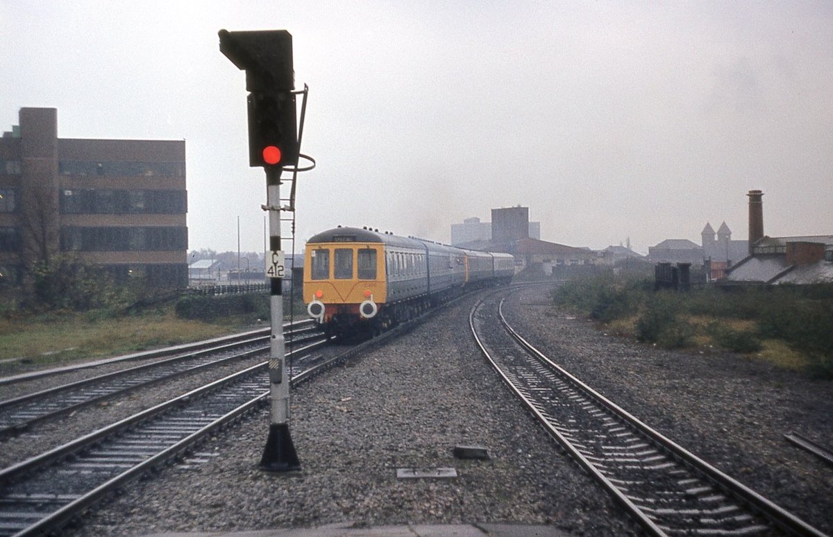 PJSRail's tweet photo. #FlashbackFriday and it’s only right and proper after my Thursday jaunt on the Cardiff Valley Lines it’s photos I took in that area. 1st up Cardiff Queen St Dec 1984; then Aberdare and a stabled 37 Nov 1986 #BR #DMU #cl37 #Cardiffvalleys @RailwayMagazine @Marshrail 🏴󠁧󠁢󠁷󠁬󠁳󠁿 https://t.co/5XOWCFatv0