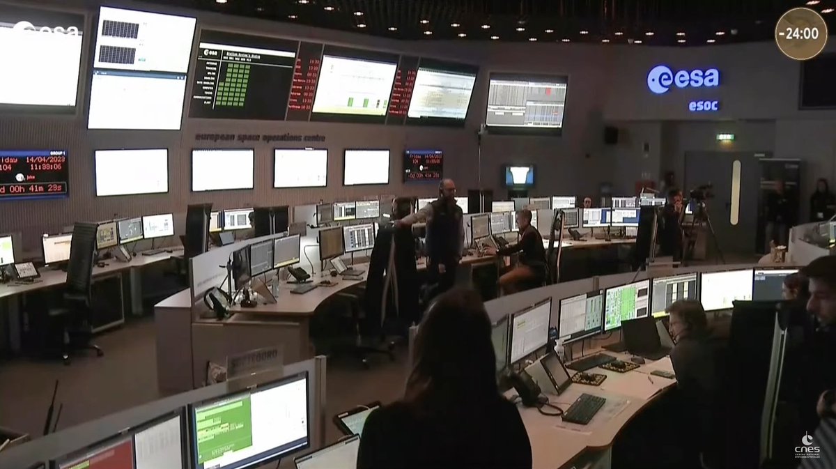 CNES's tweet photo. 🔴 Suivez en direct le décollage de la sonde @ESA_JUICE depuis @EuropeSpacePort, le port spatial de l'Europe : #DirectionJupiter ! #MissionJuice
https://t.co/rAJfkVxKMZ https://t.co/LhgZNEWhWa