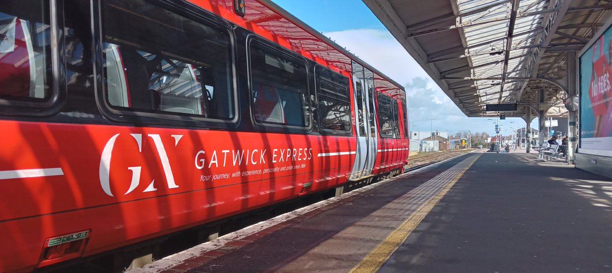 NotYOLOSmh's tweet image. Random picture from yesterday 

#Class387 @GatwickExpress