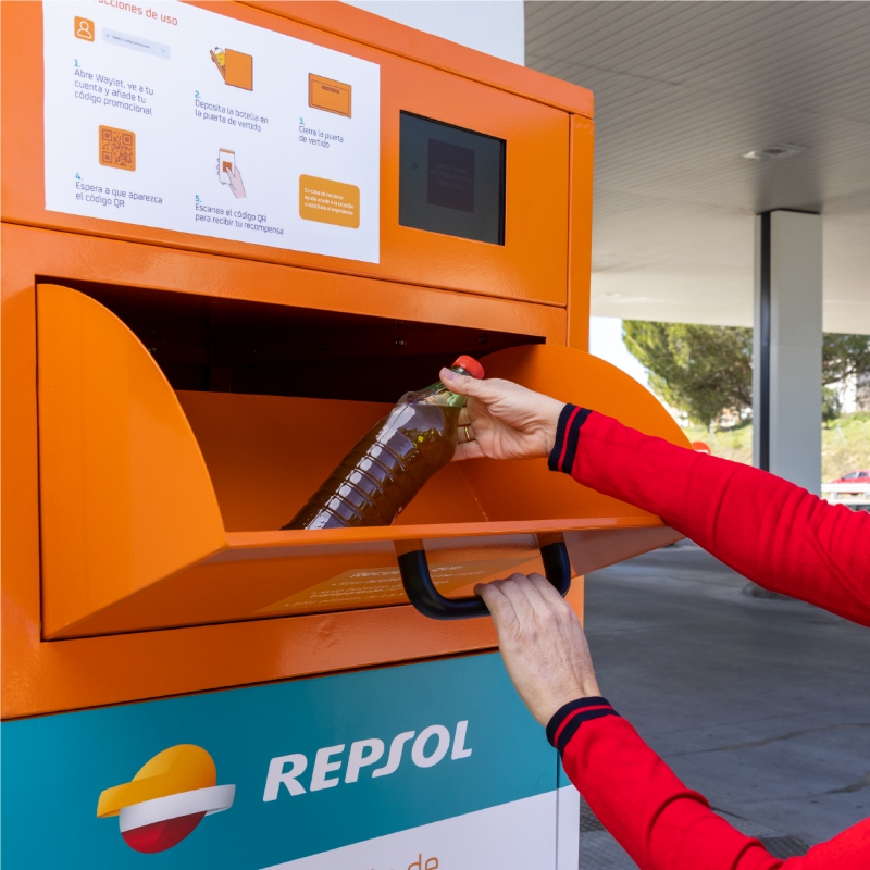 Repsol's tweet photo. ¿Qué hacer con el aceite de cocina que te sobró?🍳¡Nuestras estaciones de servicio serán un punto de recogida!
Impulsando la #EconomíaCircular lo reciclaremos para producir #CombustiblesRenovables que ¡ya incorporamos en los vehículos actuales! Pruébalo en @ComunidadMadrid 👨‍🍳♻️🚗