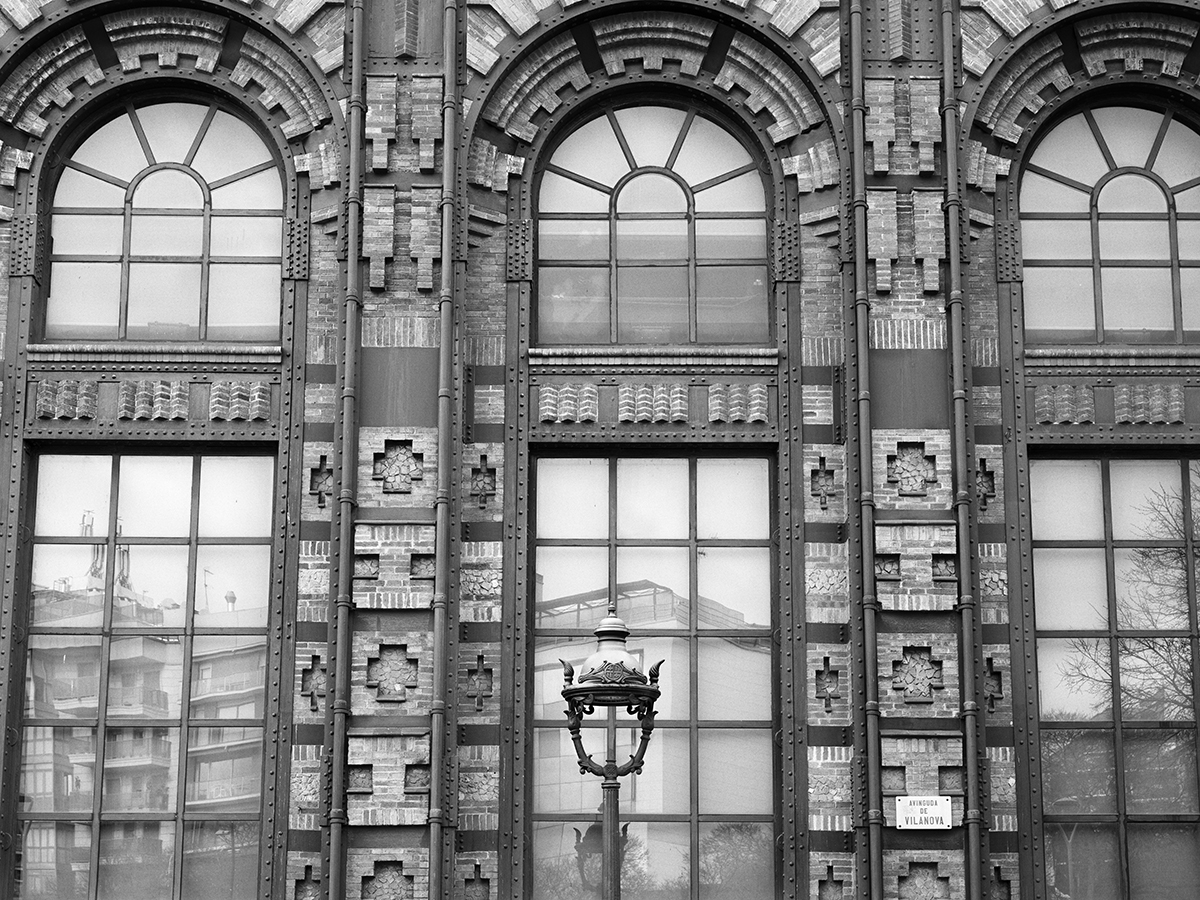 Endesa's tweet photo. Donde hace años se fabricaba kilovatios, hoy se encuentra un centro de trabajo a la vanguardia de la digitalización.

Una antigua central térmica que es una joya modernista desconocida en el centro de Barcelona.  

Es nuestra sede principal en Cataluña.👇

#ElLegadoQueSeremos https://t.co/c7oS2imroA