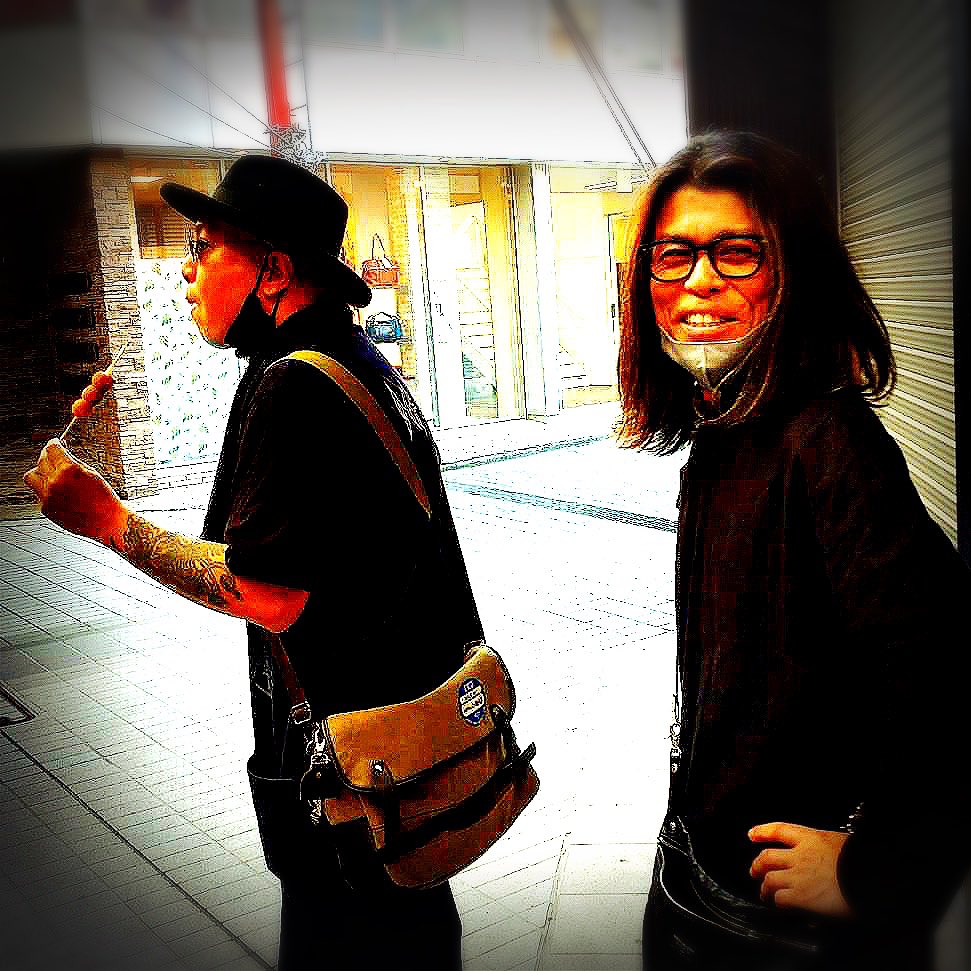 tomas69b's tweet photo. (続き)
極丸様の化粧場所がシュールすぎて
思わずおさめた僕目線w
団子美味すぎて何かが覚醒した僕と
カメラ目線で満面のゴッドリー⚡️
あー面白かった( ̄▽ ̄)フハハ⚡️
#thundertomas⚡️ #thunderlife⚡️⚡️ #lunaticcircus🦇 #rumblesession🦉 #teaoffice⚡️ https://t.co/TOT662OQBW