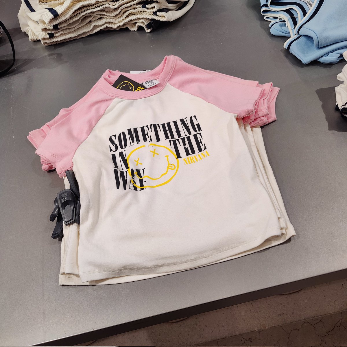 Yersiniapestiff's tweet photo. Non mais pourquoi la fast fashion essaie de vendre des trucs pareils aux ados, les gens qui ont la ref ils ont connu les francs et les VHS 😭 https://t.co/7B2umjcnjv
