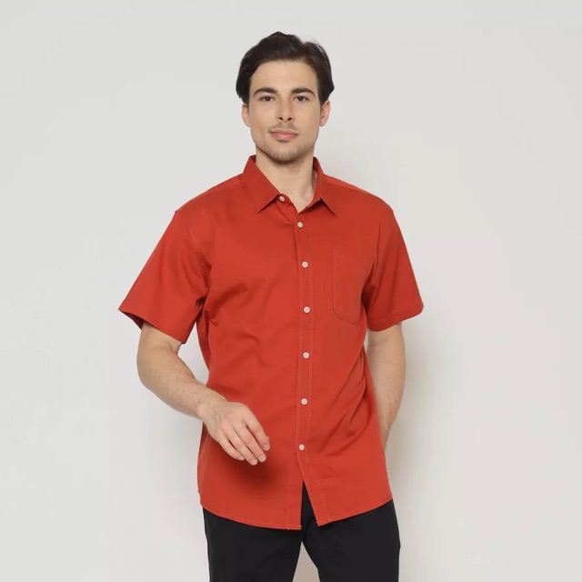 alfifanshuri's tweet photo. Cek POLICE Kemeja Polos Cotton Twill Teracota Regular Fit Pria dengan harga Rp138.000. Dapatkan di Shopee sekarang! https://t.co/nAJir5b1Nc https://t.co/RpsXtTerU6