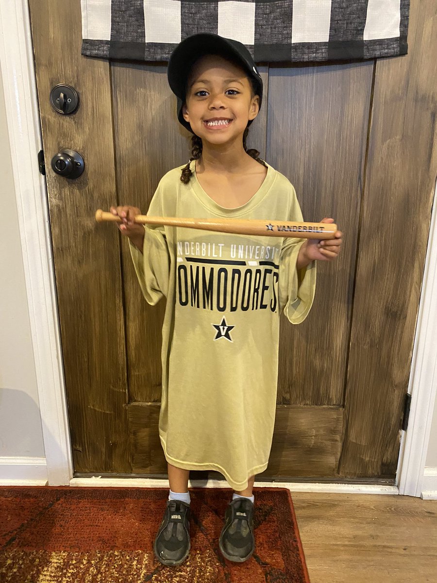 itschelsee3's tweet photo. Baby girl is learning all about the letter V at school. When asked what starts with V she happily said V is for #Vandy @VandyBoys (don’t mind the long shirt it’s pajama day. https://t.co/KNQXvwTQ4F