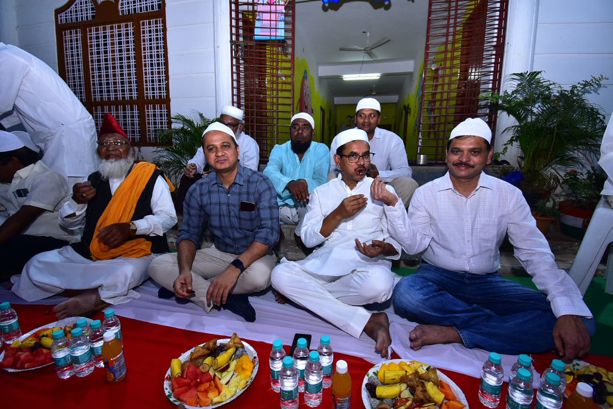 ATEEQTRS's tweet photo. Dawar e iftar Anjuman islahul muslimeen Yadadri bhongir attended by hon'ble dist collectors, DCP, ACP,MLA,ex MLC,
@Collector_YDR @ACLB_Yadadri
@DcpBhongir @AcpBhongir https://t.co/TQ8SvwveAb