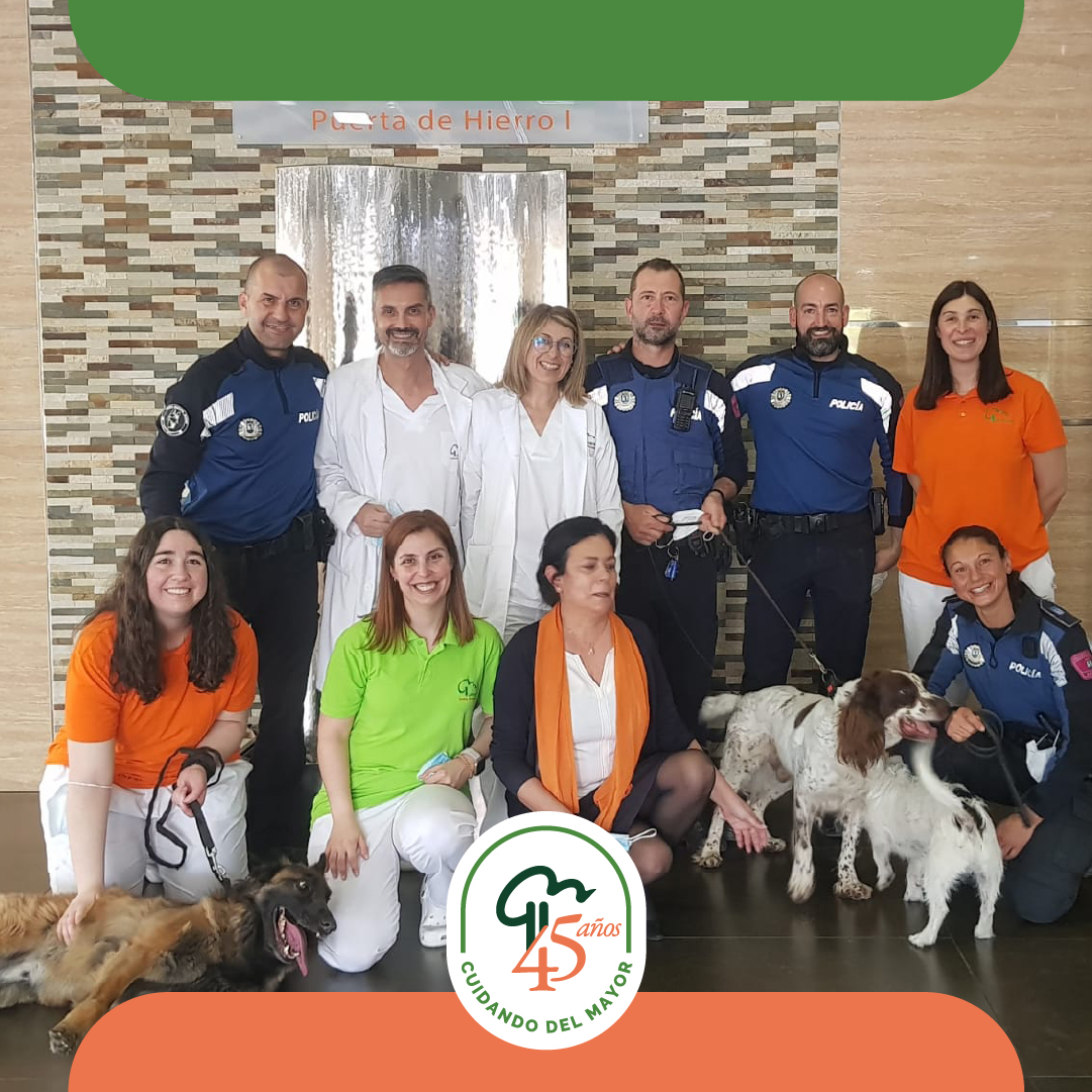 GrupoLosNogales's tweet photo. Los Nogales han recibido una visita muy especial por parte de la Policía Municipal de Madrid.

Los perros policía realizaron una exhibición de sus habilidades y disfrutaron del cariño y la alegría de las  #personasmayores en una agradable y divertida jornada.

#LosNogales #Madrid https://t.co/Glmw5xgwc9