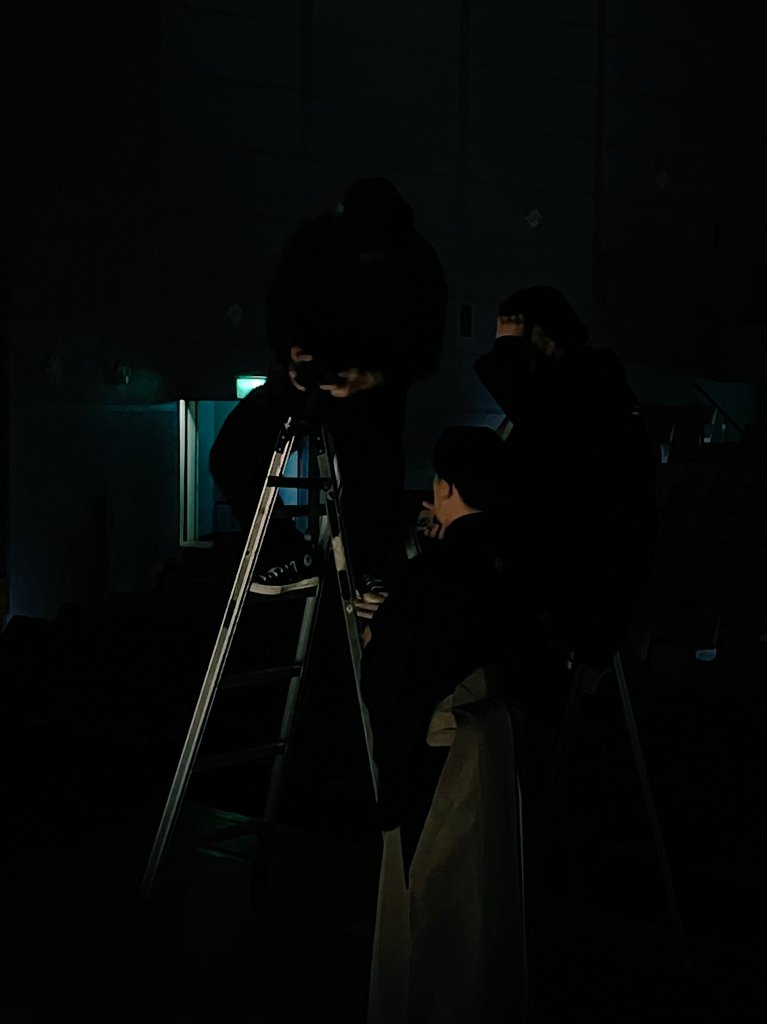 naozo_no_kai's tweet photo. メインビジュアル撮影風景②
「第三回 直三の会」のメインビジュアルは低い位置や脚立の上からなど様々なアングルから撮影いただきました。
今回は、その撮影の様子をお届けします!
撮影:SENRINEL
岩切響一(Producer)/ 川上健太(Director)
#SENRINEL #藤間直三 #日本舞踊 #伝統芸能 https://t.co/jE9G5md7fz