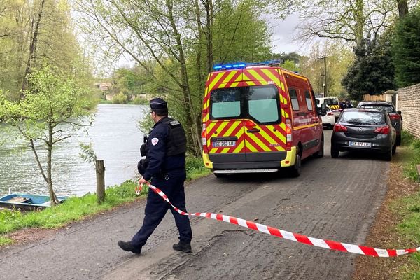 GossipRoomOff's tweet photo. 🚨 Le corps sans vie du petit Marciano, 7 ans, a été retrouvé ce vendredi midi dans la rivière de la Sèvre Niortaise. Le jeune garçon autiste, "un enfant qui ne s’exprime pas et qui se cache", était porté disparu depuis dimanche à Niort (Deux-Sèvres).

Le garçonnet aurait échappé à la vigilance d’une amie de la famille qui le gardait avec ses deux frères âgés de quatre et cinq ans, alors que la mère s’était absentée. Les deux plus jeunes enfants auraient regagné l’appartement plus tard, sans leur grand frère. 🚔 (via Le Parisien)

Condoléances à la famille du petit Marciano. Qu'il repose en paix. 🌹🕊️