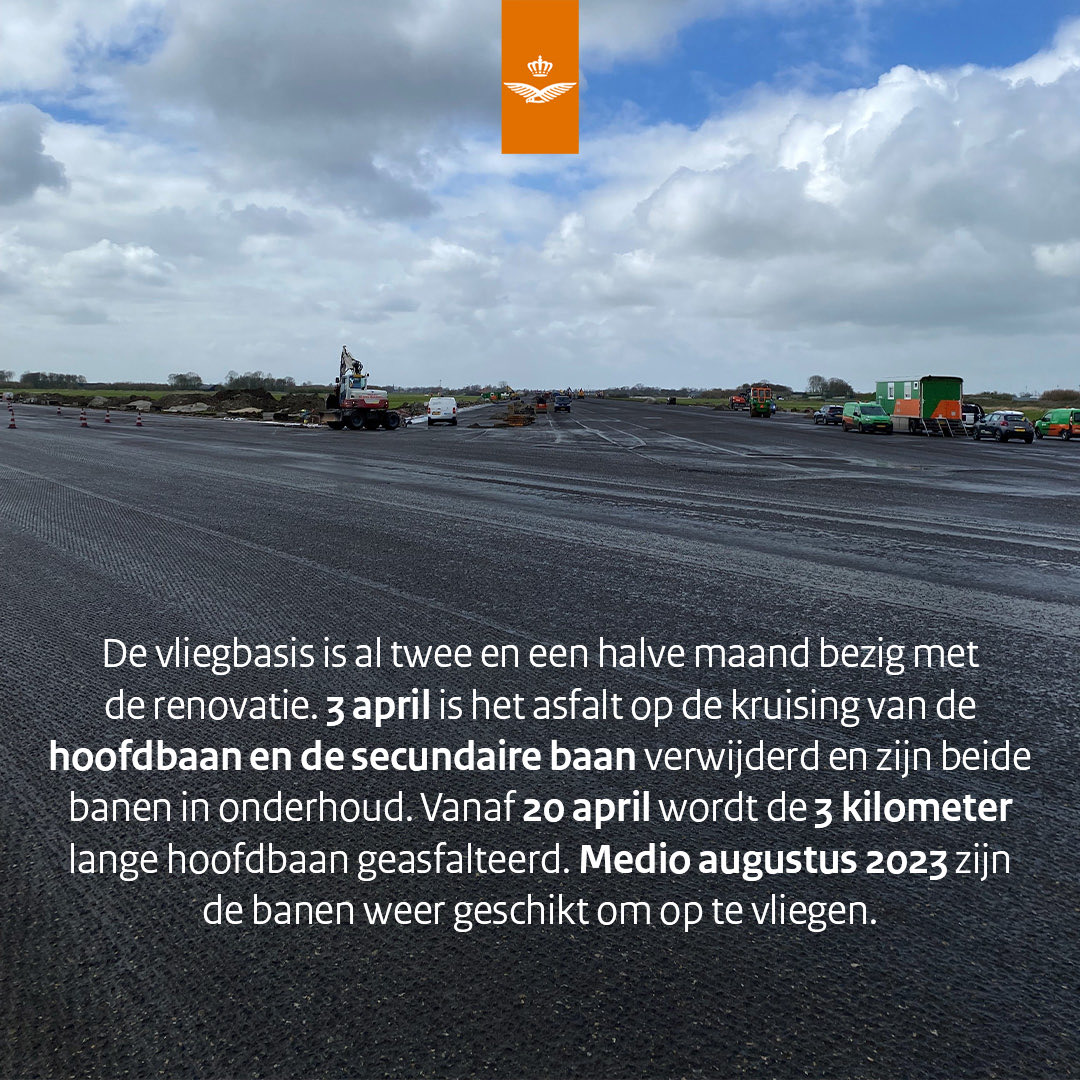 VlbLeeuwarden's tweet photo. #Baanupdate De renovatie is nu twee en een halve maand bezig. Het asfalt op de kruising van de hoofdbaan en de secundaire baan is verwijderd. 20 april begint het asfalteren van de 3 km lange hoofdbaan. #VliegbasisLeeuwarden #ACC https://t.co/GzkMqr1GQy