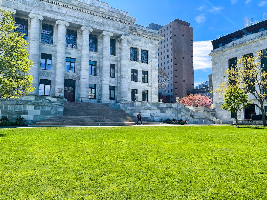 HarvardAlumni's tweet photo. With a high of 88ยฐ yesterday, it's feeling more like #HarvardInSummer than #HarvardInSpring! โ๏ธ
@harvardmed https://t.co/ekumxjTgdw