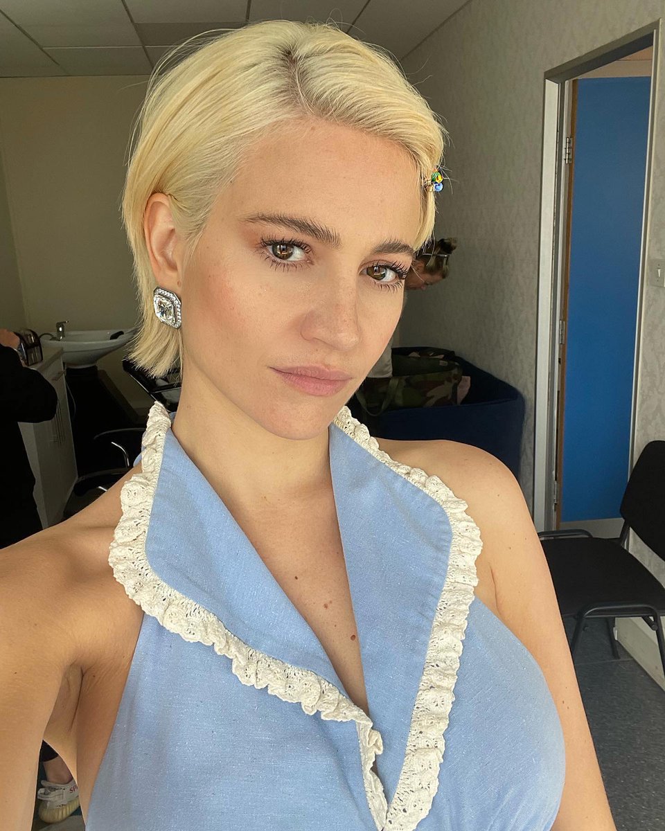 MaryleboneVllge's tweet image. Sunny skies have made a comeback and we couldn't be happier! 😍 

We're taking spring style inspo from @PixieLott wearing @rixo_london's halter-neck midi SABRINA blue dress ~ inspired by one of their founder’s favourite vintage finds 🔒💙

#MaryleboneVillage #Rixo