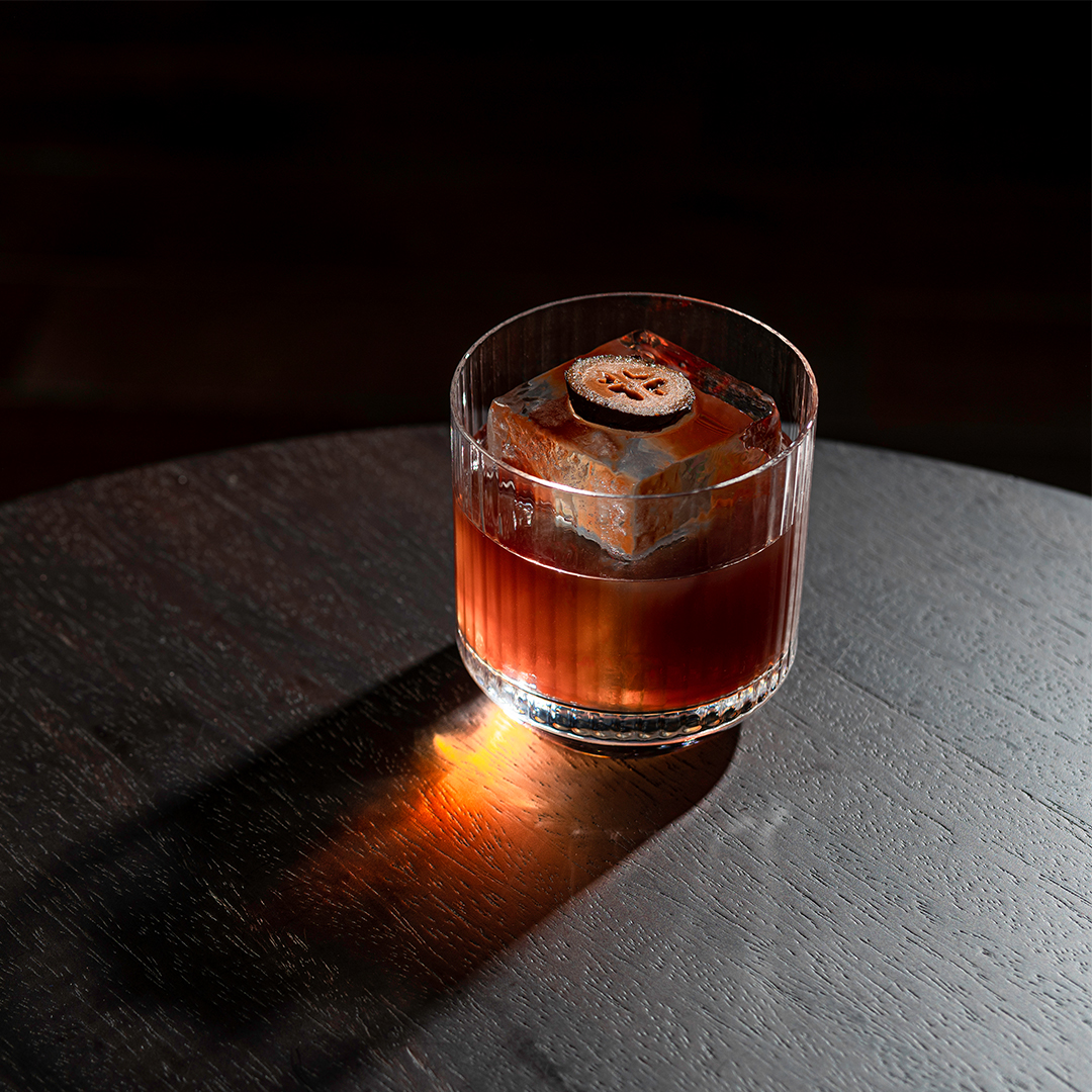 LakesWhisky's tweet photo. Inspired by the art of flavour creation. 

The Apiarist is a delicious cocktail that has been designed to complement the exotic spice and delicate fragrant character of The Whiskymaker's Reserve No.6.

#WMR6 #TheApiarist https://t.co/77yzEW7cSW
