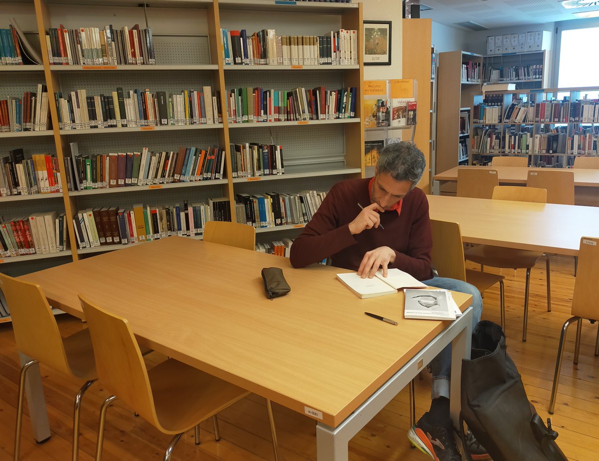 JimenaAlmenara's tweet photo. En la #Biblioteca de la Escuela Superior de Arte Dramático #ESADCYL @Fuescyl ha estado #PabloGisbert, profesor del Máster en enseñanzas artísticas. Y no sólo ha pasado: ha dejado su entusiasmo, y parte de él se ha quedado en forma de dedicatorias de tres de sus obras.
🧵📷 📚 https://t.co/NTfZ0RwIJ2