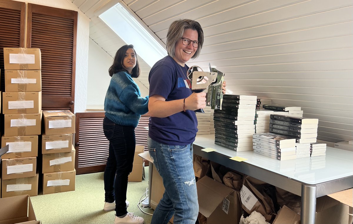 Wir sind schon ganz fleißig am Packen für die Buchmesse in Leipzig. Mehr als 1500 deutsche + englische Taschenbücher werden wir dabei haben. Wir freuen uns auf euch!

 #lbm23 #ylvaleaks