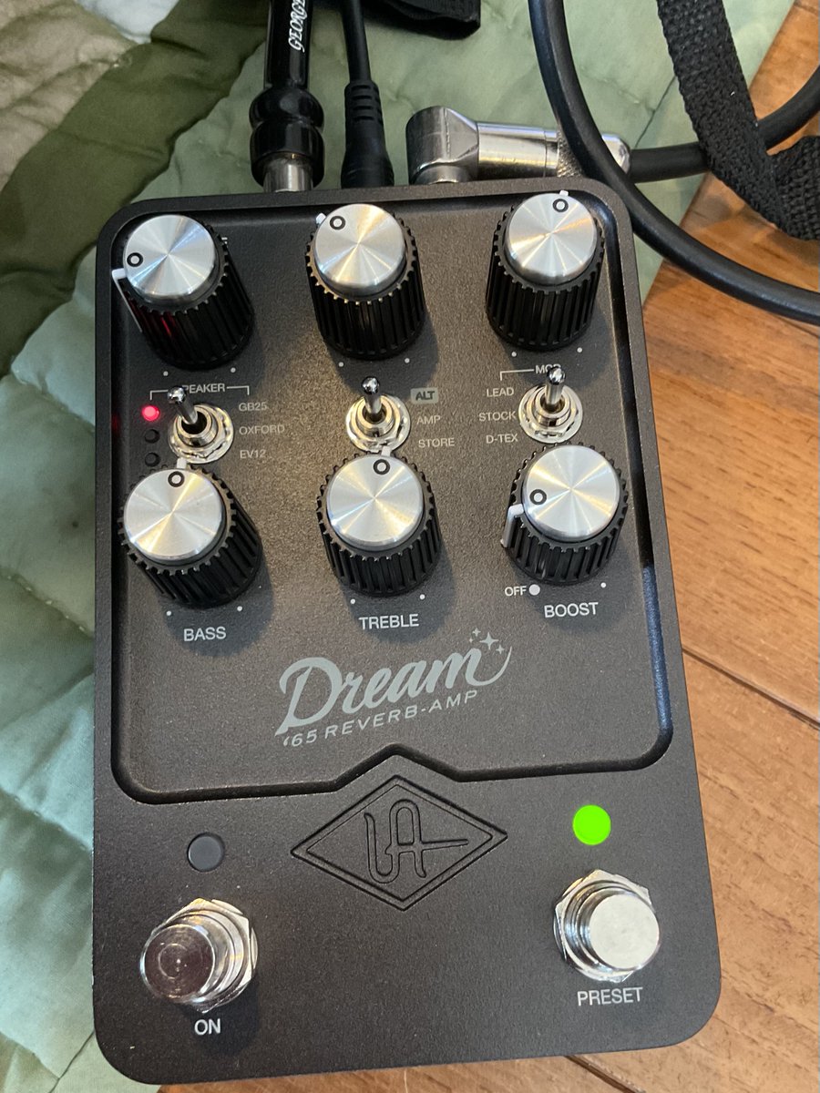 shikaosuga's tweet photo. 【開封の儀】田中義人が使ってて、あまりに良か��たんで購入。超話題のUniversal Audio  Dream ‘65 Reverb
ブラックフェイス期のデラリバをモデリングしたアンシュミ

すごい、めちゃくちゃ自然な音、ギター上手くなった気になるぞ…
これ、アンプなしでこのままラインでライブできるレベルだって！ https://t.co/G8gLWME9IU