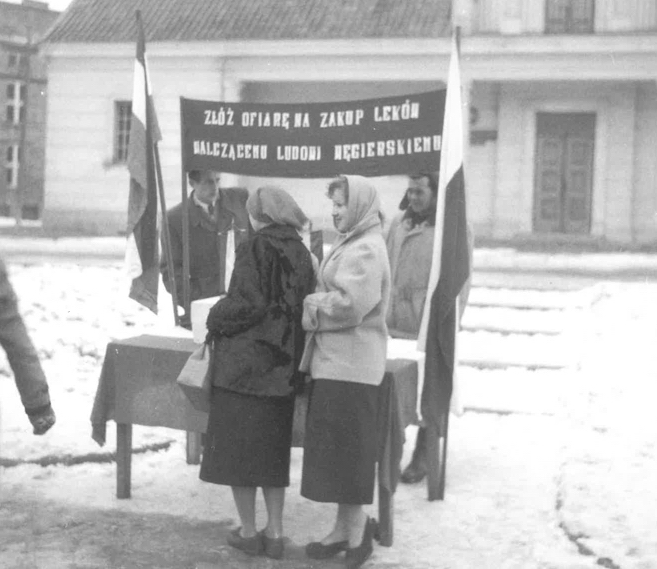 obibok_poland's tweet photo. #PRL #Październik1956 roku #Białymstok
Wydaje mi się, że fotografię wykonano na tle #KinaTON, w którym wcześniej się odbywały procesy pokazowe, podczas których zbrodniarze komunistyczni skazywali na śmierć Polaków.
M. in. Romualda #Rajs ps. #Bury, dowódcę 3 Wileńskiej Brygady AK. https://t.co/0810SYWdyh