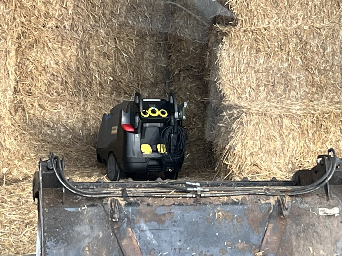 TJCleaning1's tweet photo. New #karcher HDS7/10-4M delivered to a horse stables #pressureWasher #stables #cleaningequipment https://t.co/RVzlyemasP https://t.co/Oec3qiLQd2