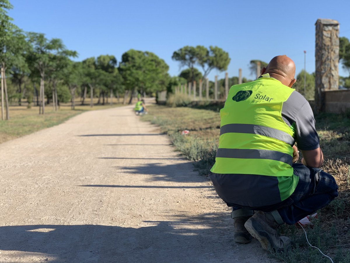 OFF_SHADE_'s tweet photo. "El uso de farolas solares en España está en aumento y Off Shade se prepara para entrar al mercado y liderar la revolución en la iluminación pública sostenible. #farolassolares #sostenibilidad #OffShade" https://t.co/jPVh2Yddco