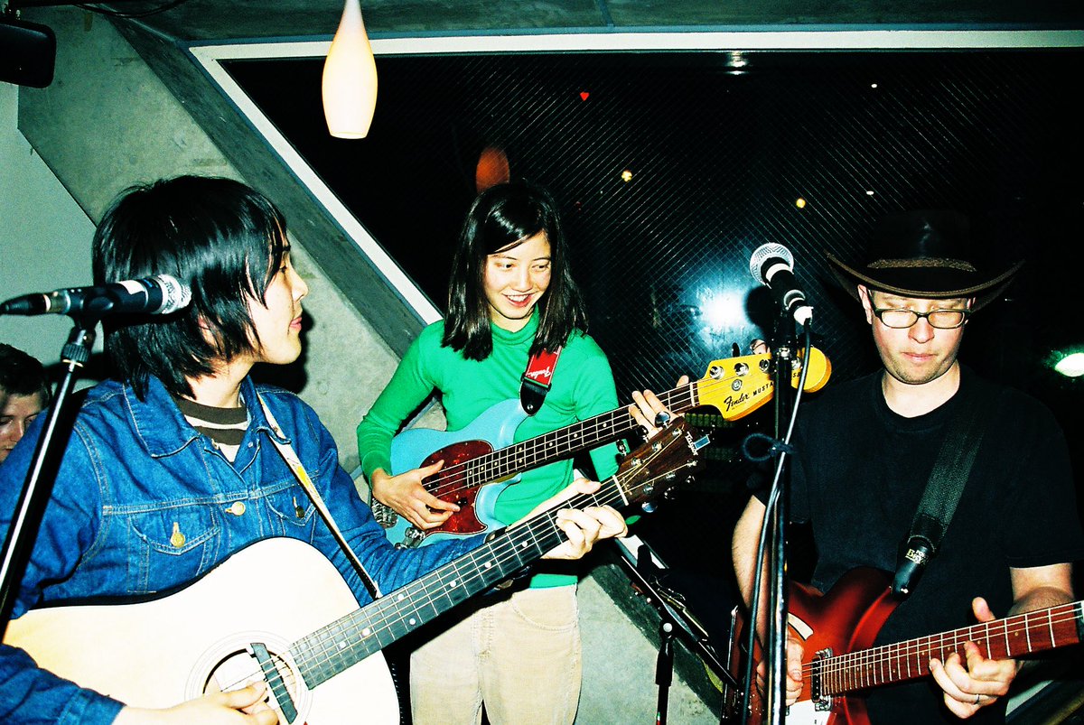 Lotsi12's tweet photo. 2002年4月14日、21年前の今日
Little Pad Nightというイベントへ
その1 The Fairways(USA)
ボーカルのBrentくんは #Bridge のファン
名曲『Room』を彷彿させる、カントリーのエッセンスも入った軽快な2ビートの『Secretive Girl』や『Phthalo Blue』は特にお気に入りです♪
#TheFairways
#GuitarPop https://t.co/G2K3HuYRTt
