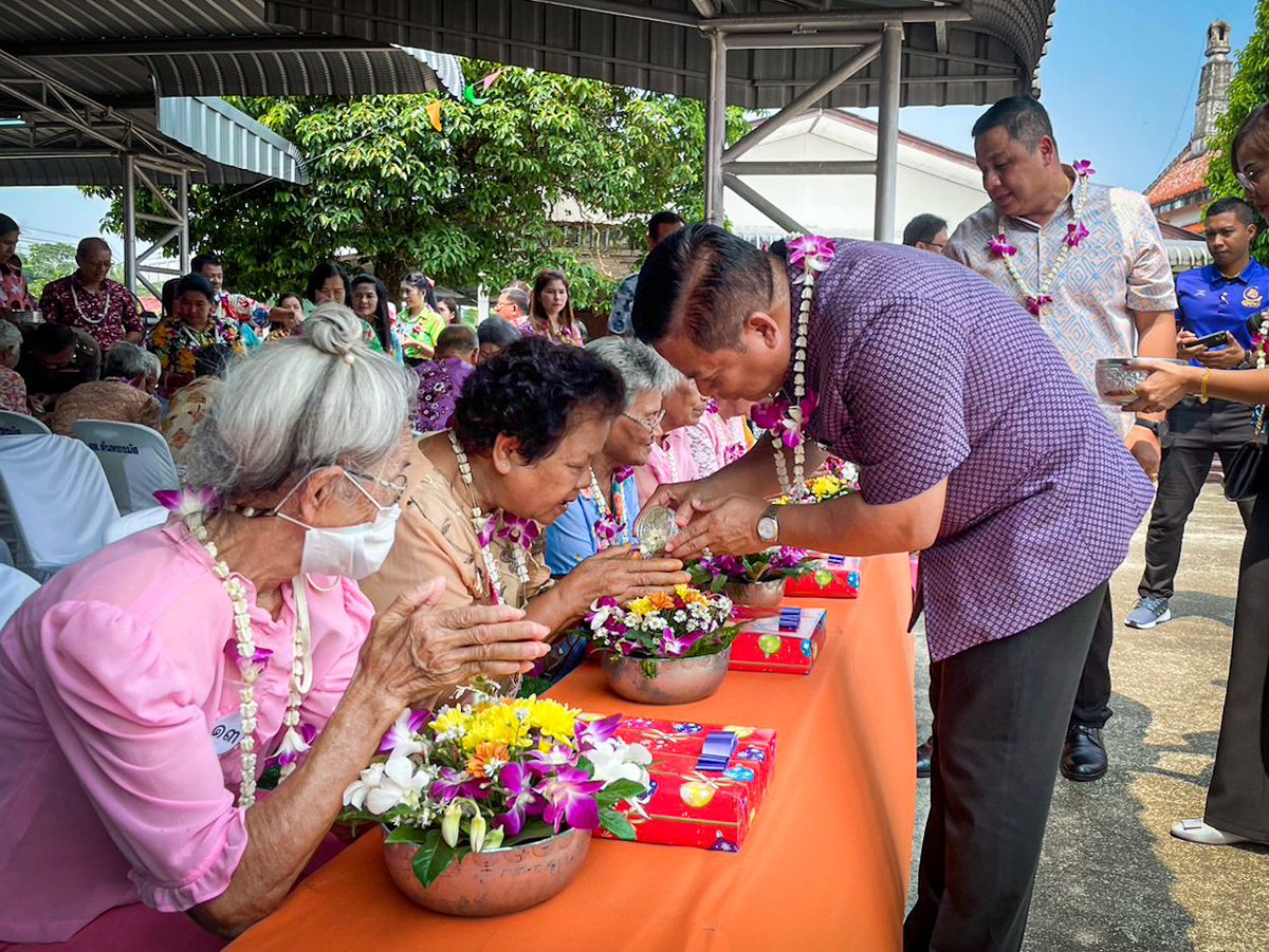 cpsw954's tweet photo. "สืบสานสงกรานต์วิถีไทยร่วมสานใจสู่สากล" ประเพณีสงกรานต์ของไทย 

💂ชุดควบคุมที่ 954 หน่วยเฉพาะกิจสันติสุข ร่วมกับ ฉก.ทพ.45, หน่วยงานราชการและปชช.ในพื้นที่ เข้าร่วมพิธีสรงน้ำพระ และรดน้ำขอพรผู้สูงอายุ เพื่อสืบสานประเพณีอันดีงาม ณ วัดสังฆสิทธาราม ต.ตันหยงมัส อ.ระแงะ จว.น.ธ. https://t.co/3wxvdGqUoS
