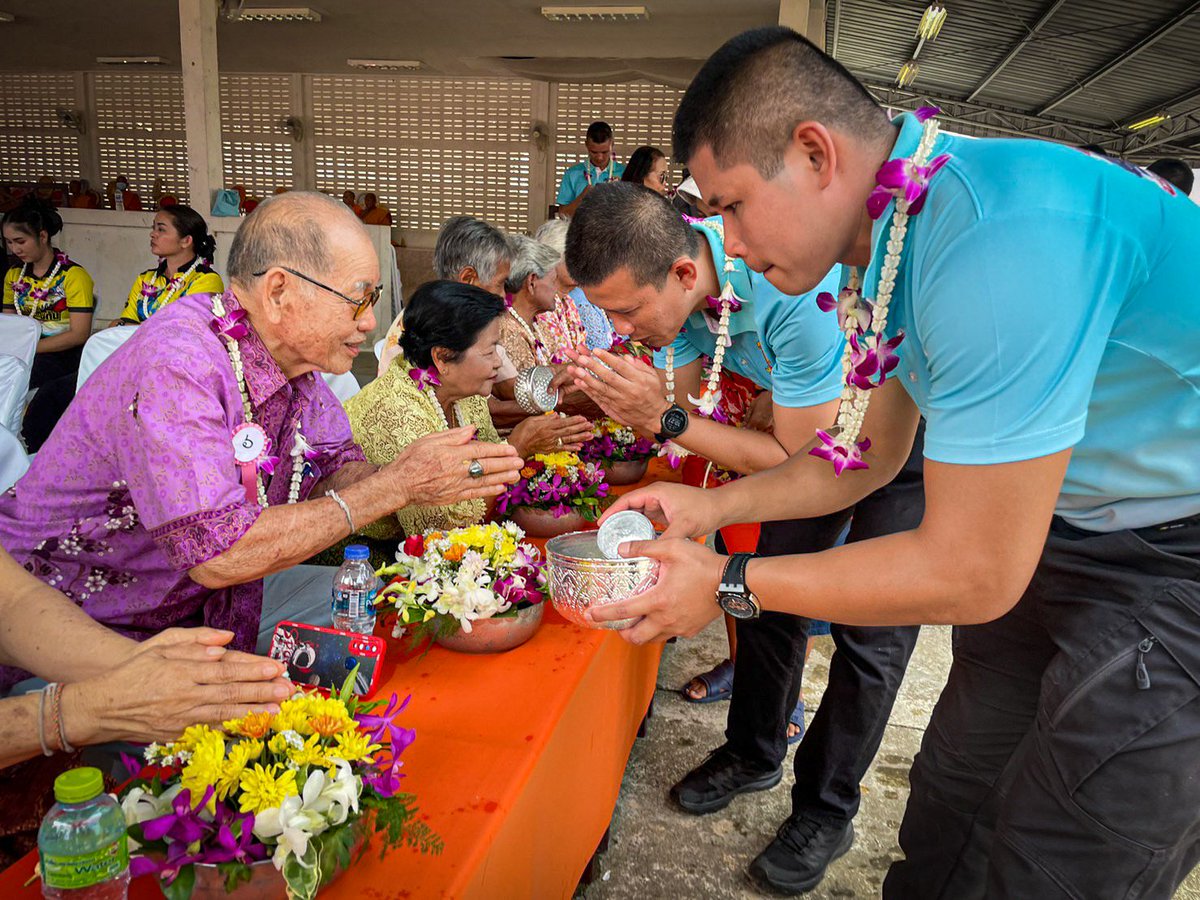 cpsw954's tweet photo. "สืบสานสงกรานต์วิถีไทยร่วมสานใจสู่สากล" ประเพณีสงกรานต์ของไทย 

💂ชุดควบคุมที่ 954 หน่วยเฉพาะกิจสันติสุข ร่วมกับ ฉก.ทพ.45, หน่วยงานราชการและปชช.ในพื้นที่ เข้าร่วมพิธีสรงน้ำพระ และรดน้ำขอพรผู้สูงอายุ เพื่อสืบสานประเพณีอันดีงาม ณ วัดสังฆสิทธาราม ต.ตันหยงมัส อ.ระแงะ จว.น.ธ. https://t.co/3wxvdGqUoS