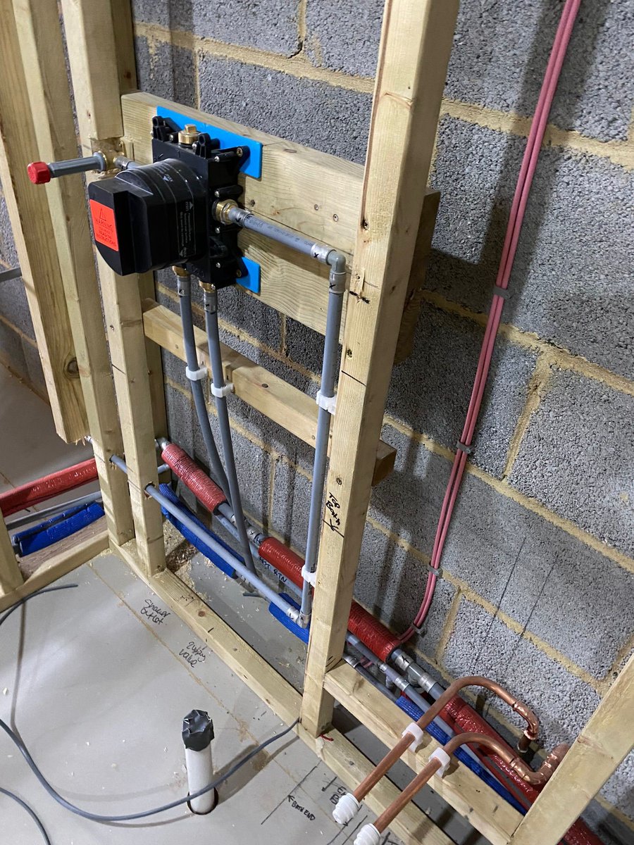 ButelineUK's tweet photo. A large site in Buckinghamshire with Buteline UK's Red &amp; Blue Pre-insulated Pipe throughout. 🔴🔵

#Buteline #Plumbing #SaveTime #EasyID #Heating #Preinsulated #Site https://t.co/cF4Ng62mn7