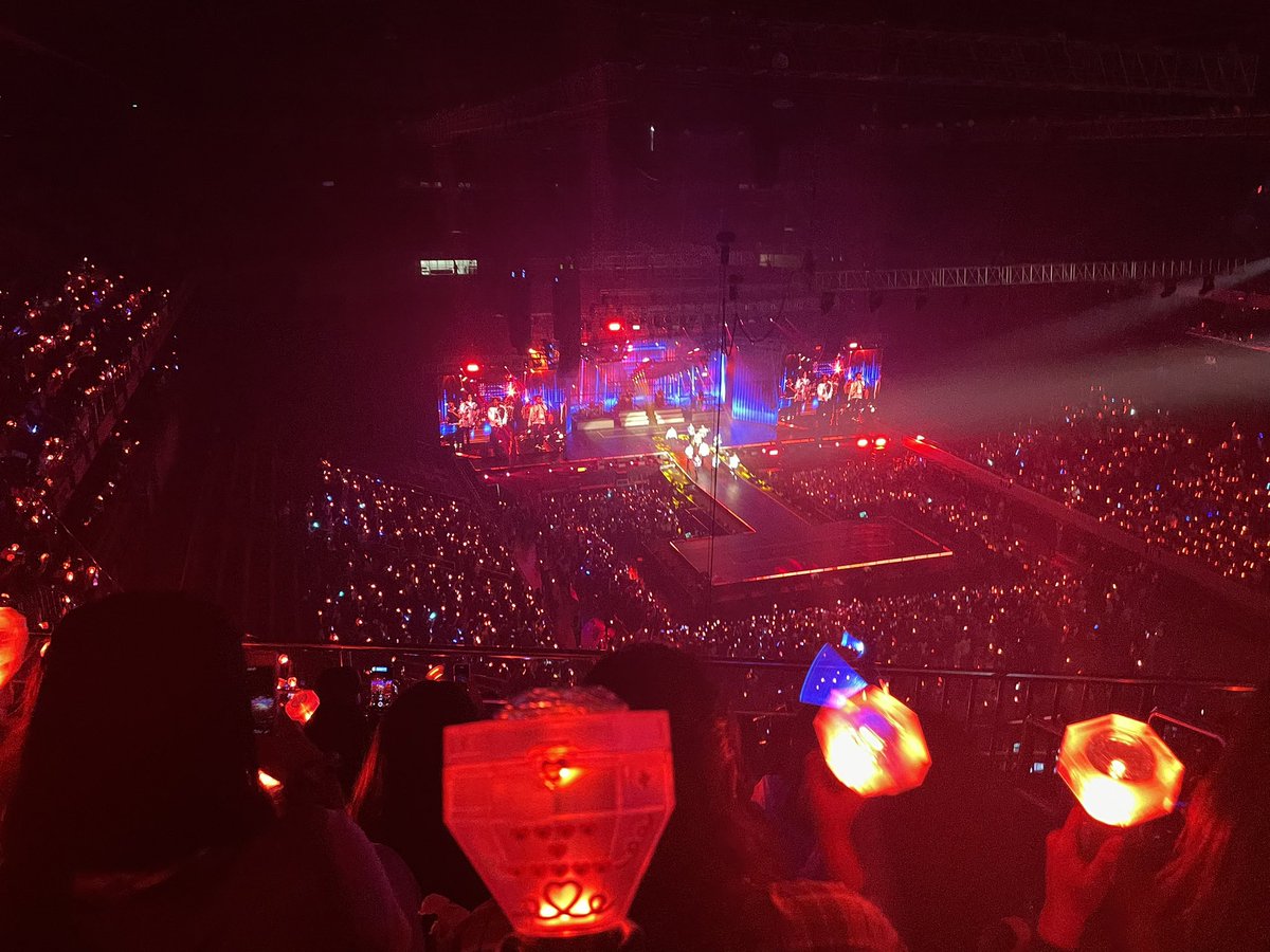 mashiclovers_'s tweet photo. ILY - GREEN
Going crazy - RED
Darari - PURPLE
Orange - ORANGE

@treasuremembers #HELLO_TREASUREinManila #TREASURE https://t.co/fOcWSx1ZPl