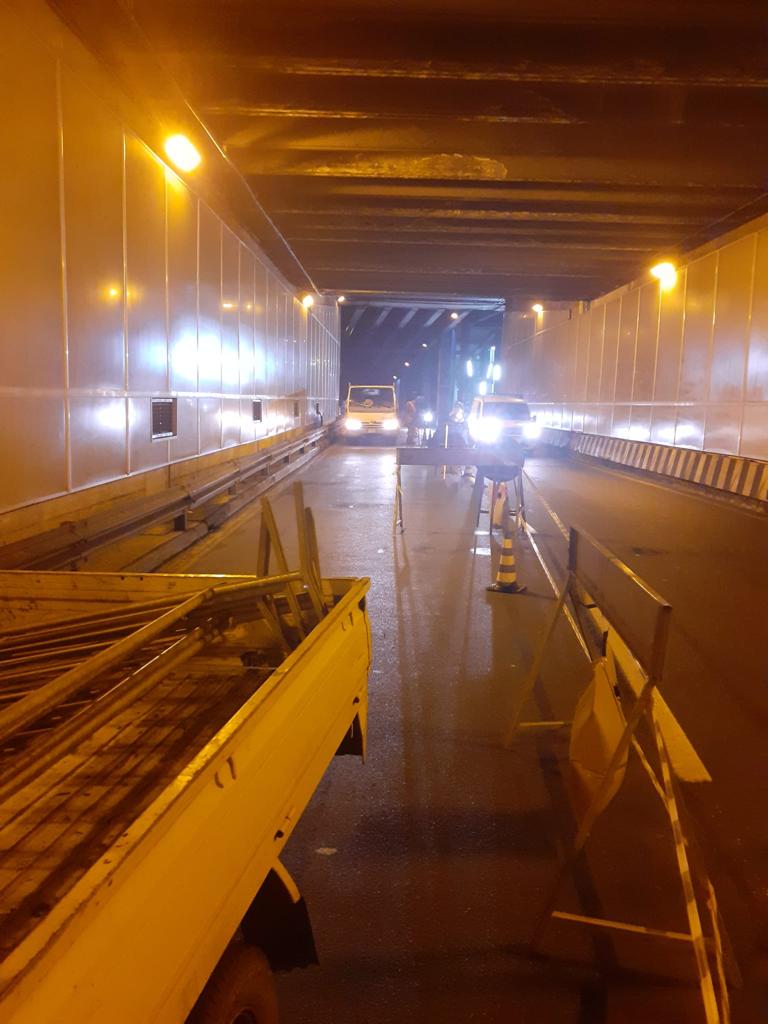 astergenova's tweet photo. Il Settore Strade è sempre sul pezzo! In questo caso "il pezzo" è un tratto del tunnel Casacce dove una squadra è intervenuta la scorsa notte per ripristinare il guard rail danneggiato e mettere in sicurezza la strada.

#aster #astergenova #asterinforma #lavoriamopergenova https://t.co/NrceRTF2wT
