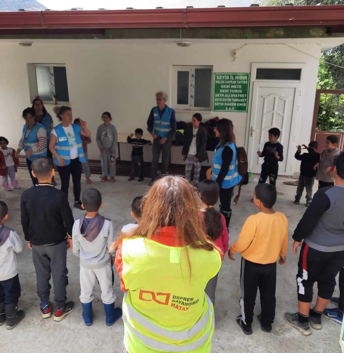 HatayDepremm's tweet photo. Tekebaşı Mahallesi'nde Mavi Kuş'la birlikte çocuklarla buluştuk, eğitsel oyunlar oynadık🍀

Çocukların oyun ve eğitim haklarından geri kalmaması, ihmal edilmemesi için var gücümüzle çabalıyoruz🌱

#DayanışmaYaşatır https://t.co/2BhLyZ83ki