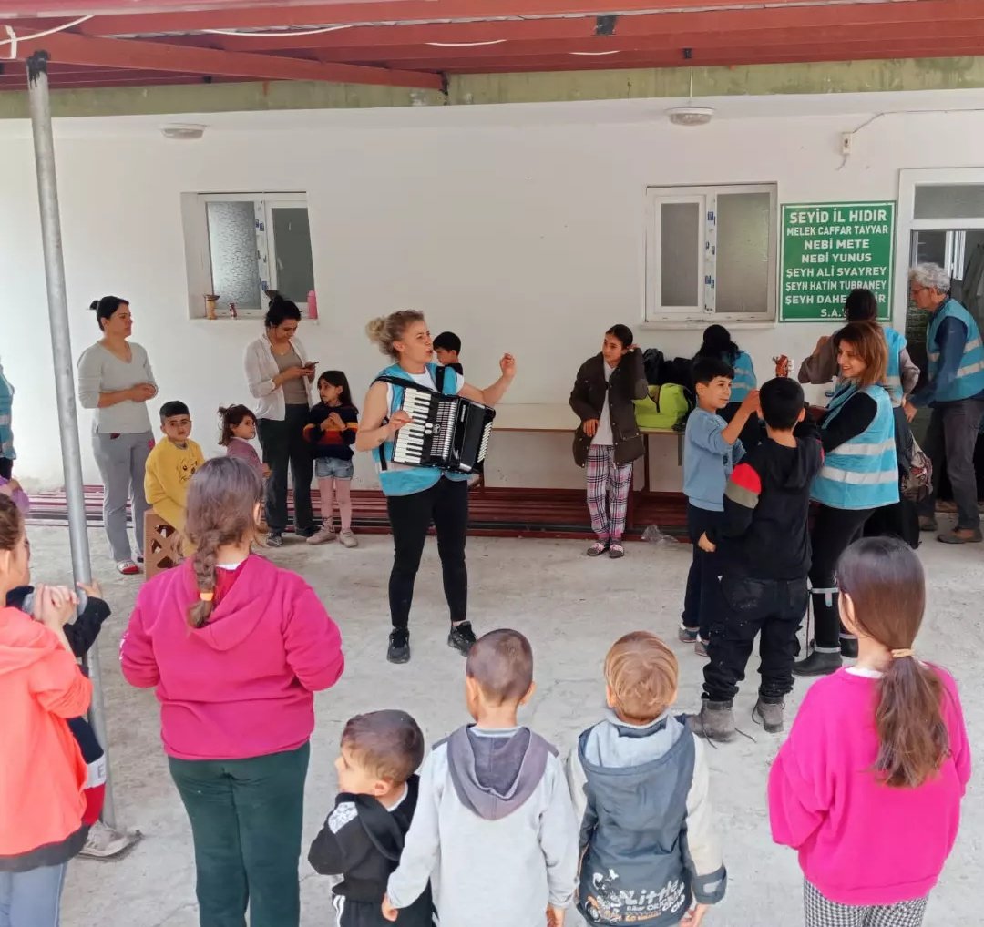 HatayDepremm's tweet photo. Tekebaşı Mahallesi'nde Mavi Kuş'la birlikte çocuklarla buluştuk, eğitsel oyunlar oynadık🍀

Çocukların oyun ve eğitim haklarından geri kalmaması, ihmal edilmemesi için var gücümüzle çabalıyoruz🌱

#DayanışmaYaşatır https://t.co/2BhLyZ83ki