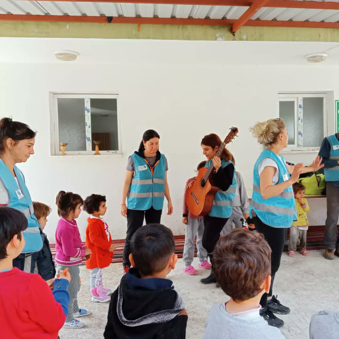HatayDepremm's tweet photo. Tekebaşı Mahallesi'nde Mavi Kuş'la birlikte çocuklarla buluştuk, eğitsel oyunlar oynadık🍀

Çocukların oyun ve eğitim haklarından geri kalmaması, ihmal edilmemesi için var gücümüzle çabalıyoruz🌱

#DayanışmaYaşatır https://t.co/2BhLyZ83ki