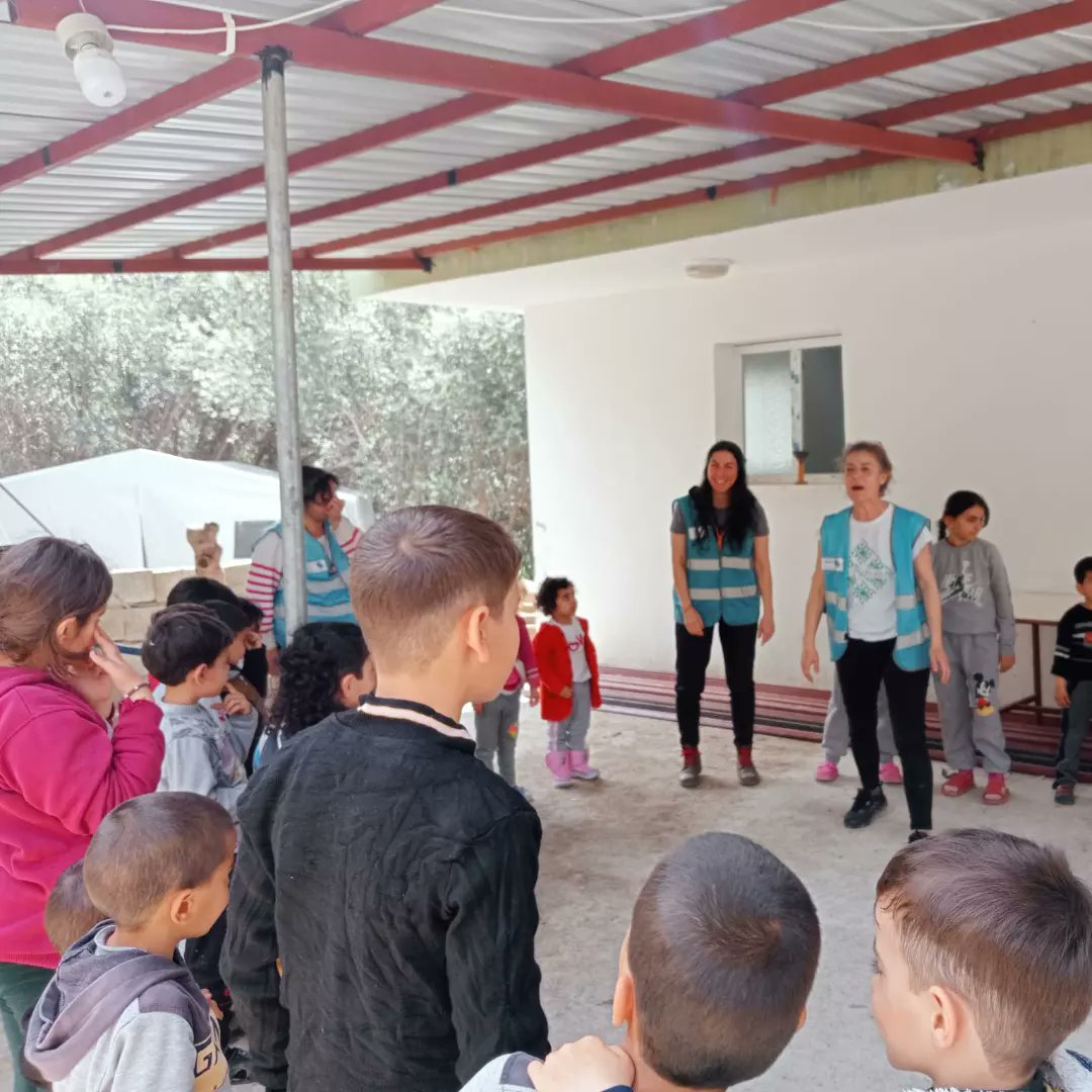 HatayDepremm's tweet photo. Tekebaşı Mahallesi'nde Mavi Kuş'la birlikte çocuklarla buluştuk, eğitsel oyunlar oynadık🍀

Çocukların oyun ve eğitim haklarından geri kalmaması, ihmal edilmemesi için var gücümüzle çabalıyoruz🌱

#DayanışmaYaşatır https://t.co/2BhLyZ83ki
