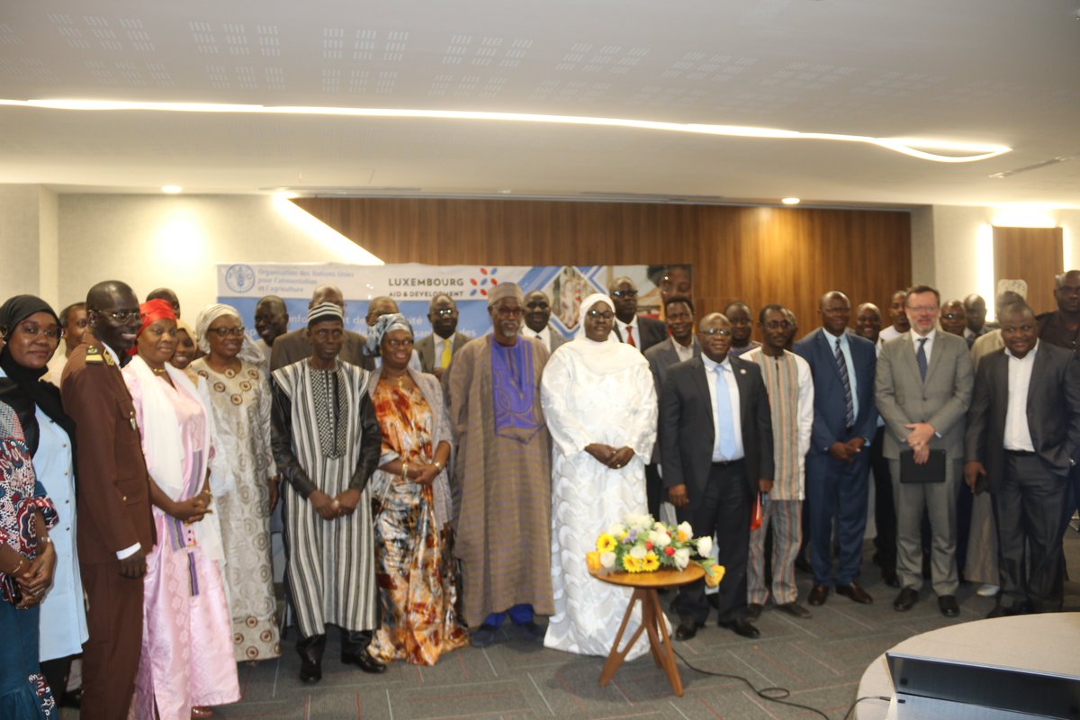 FAOSenegal's tweet photo. Après l'intégration du #Burkina dans la phase 2, le #Mali rejoint la phase 3 du projet de Renforcement de la réponse aux urgences sanitaires des aliments et des aliments de rue.
Avec l'appui de @Fao, elle est financée par @cooperation_lu
#CodexAlimentarus #OneHealth ��🇳🇲🇱🇧🇫 https://t.co/aNSm8kXmKV