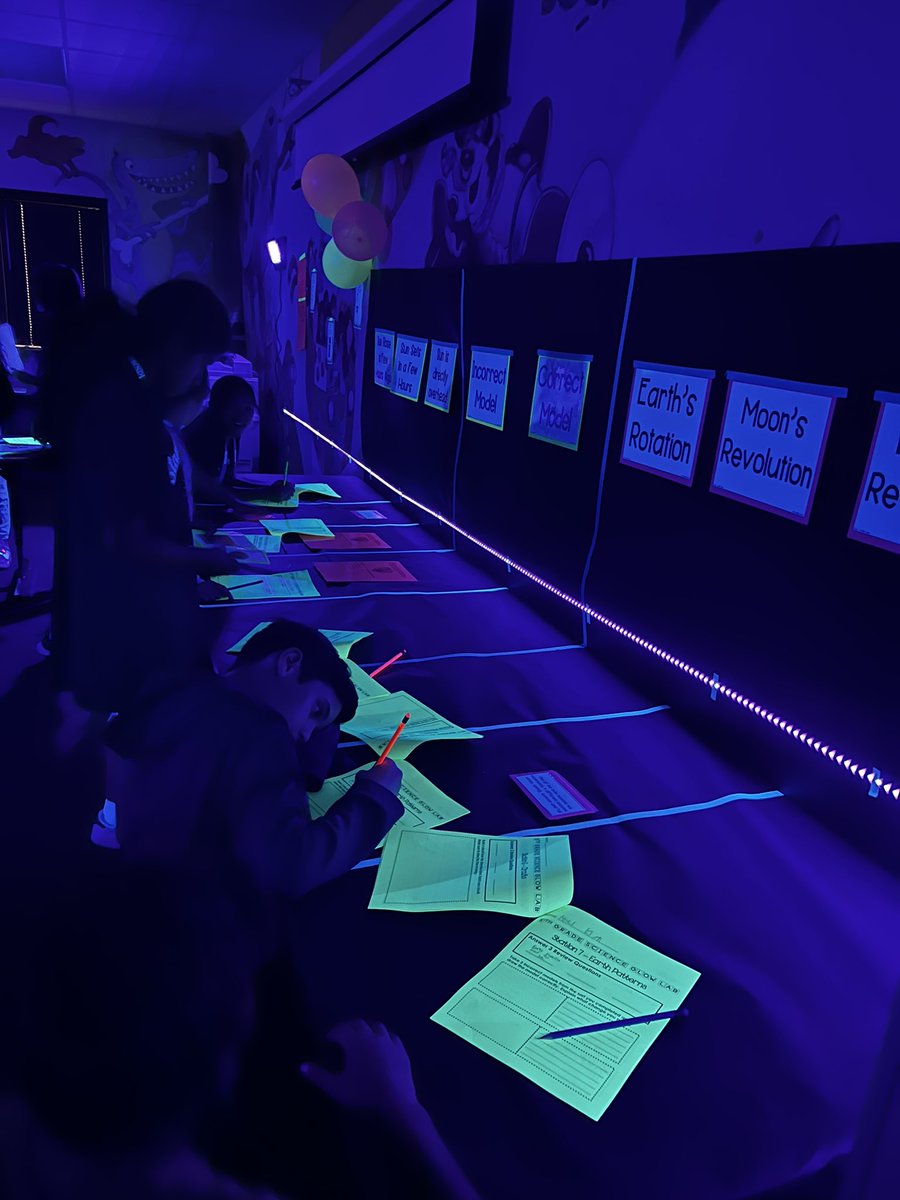 ValcinSTEM's tweet photo. 5th grade Glow Lab! The students are having so much fun reviewing science concepts! @lmp1zz0 @StanleyStampede https://t.co/pRJ68OhGeX