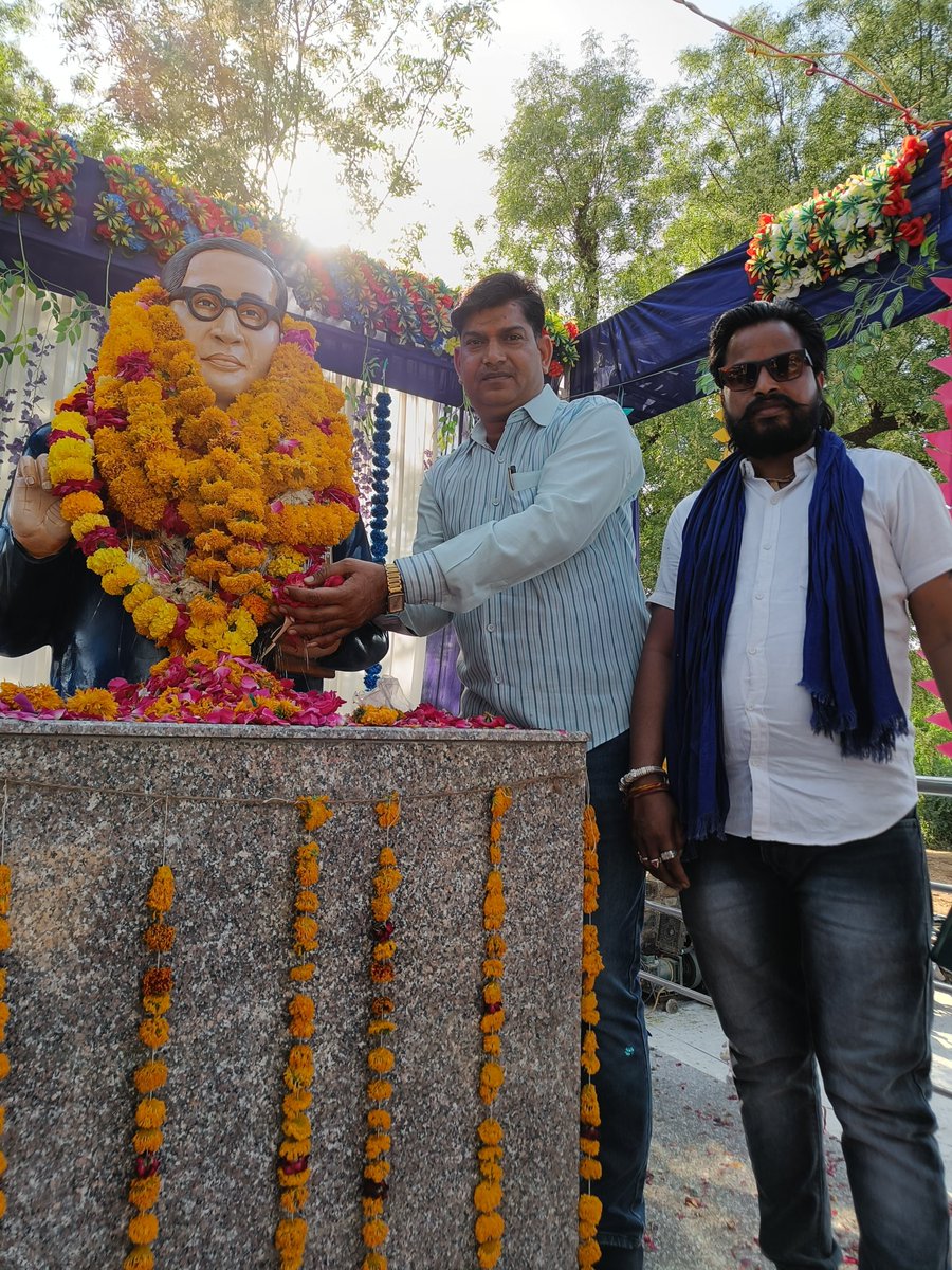 आज बाबा साहेब डॉ भीमराव अम्बेडकर जी की  132वीं जयंती के उपलक्ष में मेरे गांव मोतीपुरा तह. नैनवां जिला बूंदी में बाबा साहेब के नवनिर्मित स्टेच्यू पर नवस्थापित मूर्ति पर माल्यार्पण फूल अर्पित कर आशीर्वाद प्राप्त किया।
#अंबेडकरजयंती
#AmbedkarJayanti2023