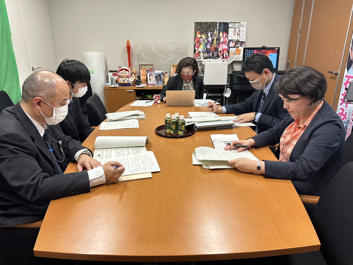 ishii_ishin's tweet photo. 今通常国会では本会議・委員会において多くの質問の機会を頂いています。私のスタンスは、皆さんの声を政府に伝えて関係大臣から答弁を頂くこと、分かりやすい言葉で伝えることです。本日も来週予定されている決算委員会また国土交通委員会の質疑対応で関係省庁と打ち合わせです。 https://t.co/e6LWQdDNer