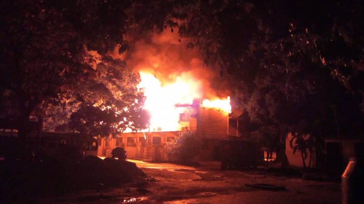 HotdropsLayer2's tweet image. Gwo dife eklate nan lokal Fakilte Agwonomi (UEH) nan Damien Ayiti nan sware jedi 13 avril 2023 a. Dife a ravaje laboratwa chimi, mikwobyoloji, depatman syans ak teknoloji aliman. Responsab yo di yo poko konnen ki  orijin dife a.

@centrealaune