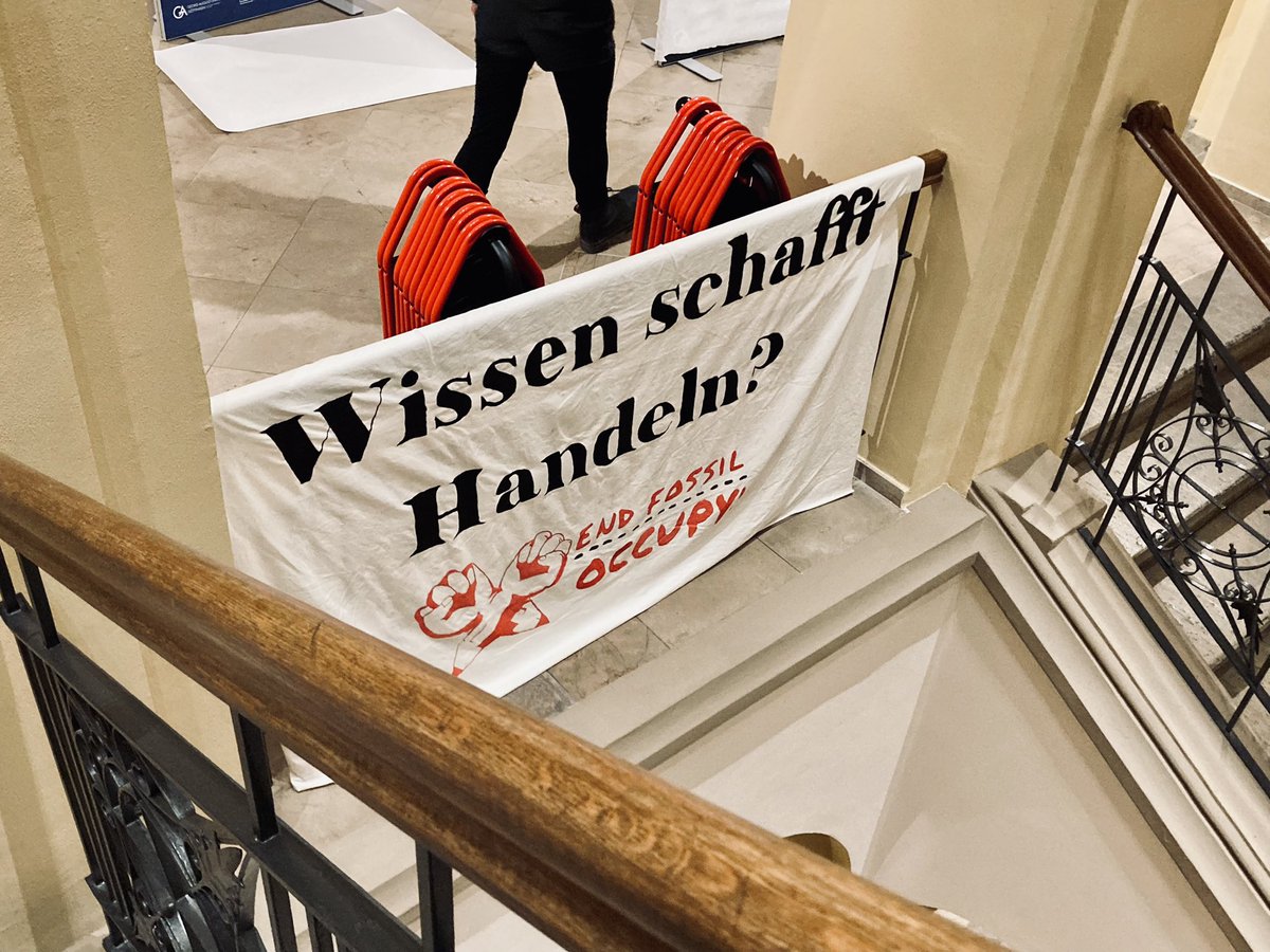 Hallo aus #Göttingen. Gerade startet eine Protestaktion der Klimaaktivist*innen von #EndFossil im #ForumWissen, welche ich begleite. Die Aktivist*innen eröffnen hierbei eine eigene Sonderausstellung zur Klimakrise in den Räumen des Museums. #goe1404