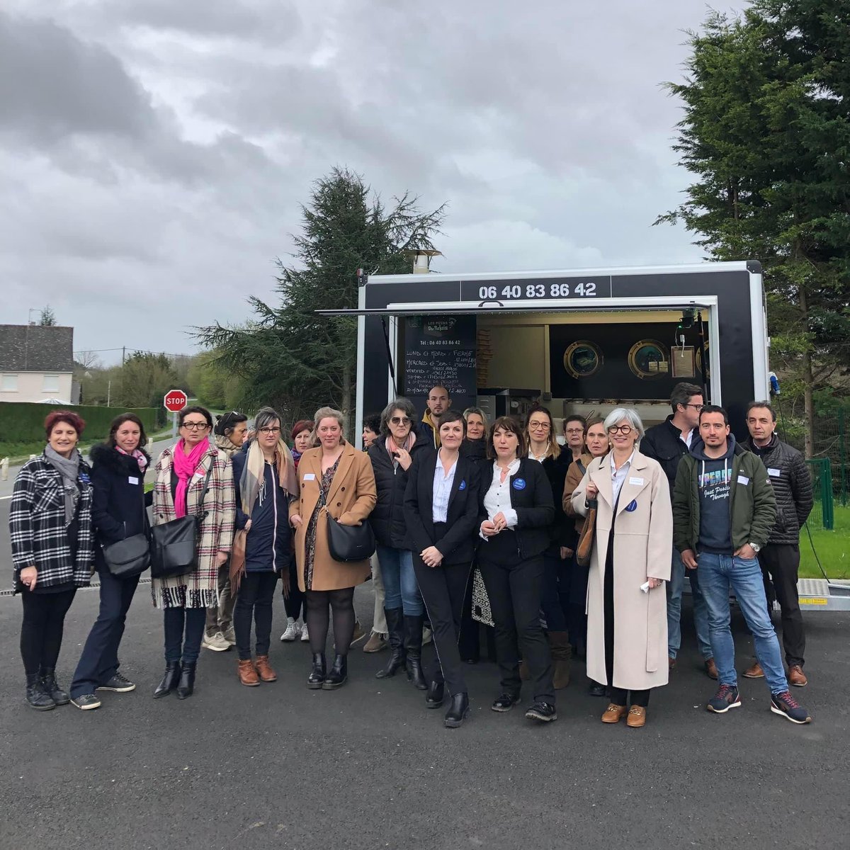 ClubEmeraudEnt's tweet image. ⚰️ ACTIV’ RÉSEAU INSOLITE ⚰️

Nos adhérents ont pu assister à l’Activ’ Réseau le plus insolite du club ! 

Angélique et Sylvia nous ont ouvert les portes de leurs pompes funèbres Mémoire Funéraire à Plouër-sur-Rance 💐

#emeraudeentreprises #reseau #memoirefuneraire