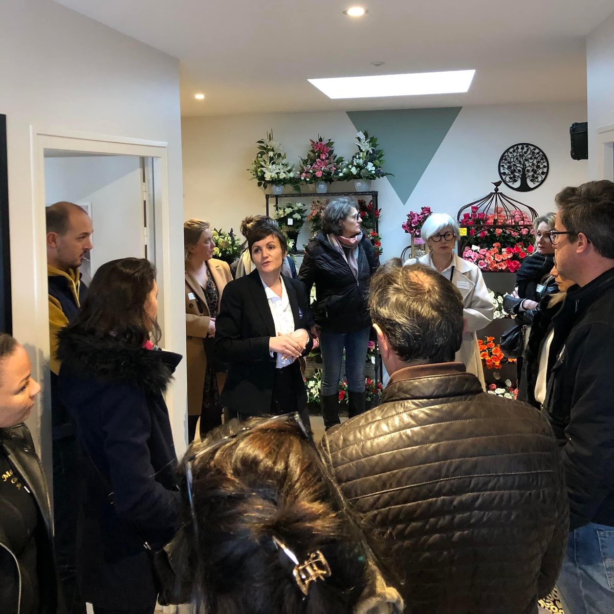 ClubEmeraudEnt's tweet image. ⚰️ ACTIV’ RÉSEAU INSOLITE ⚰️

Nos adhérents ont pu assister à l’Activ’ Réseau le plus insolite du club ! 

Angélique et Sylvia nous ont ouvert les portes de leurs pompes funèbres Mémoire Funéraire à Plouër-sur-Rance 💐

#emeraudeentreprises #reseau #memoirefuneraire