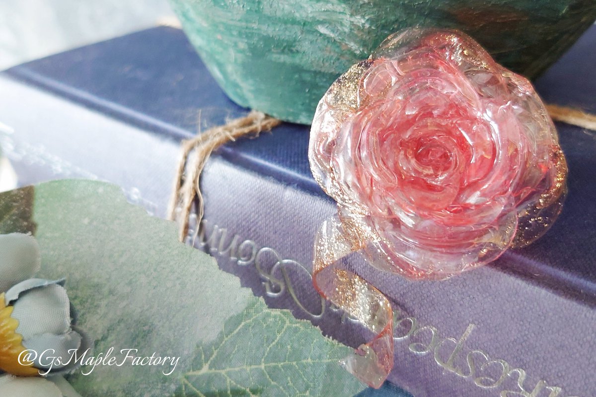 ぱやぱやー！
#ホイップスペース 
楽しみにしてました！

レジンだけでペーパークラフトしてる人です！

薄く伸ばしたハードレジンを使って
薔薇や鶴を作っています！

沢山の方とお近づきになれますように！
声かけて頂けたら嬉しいです！