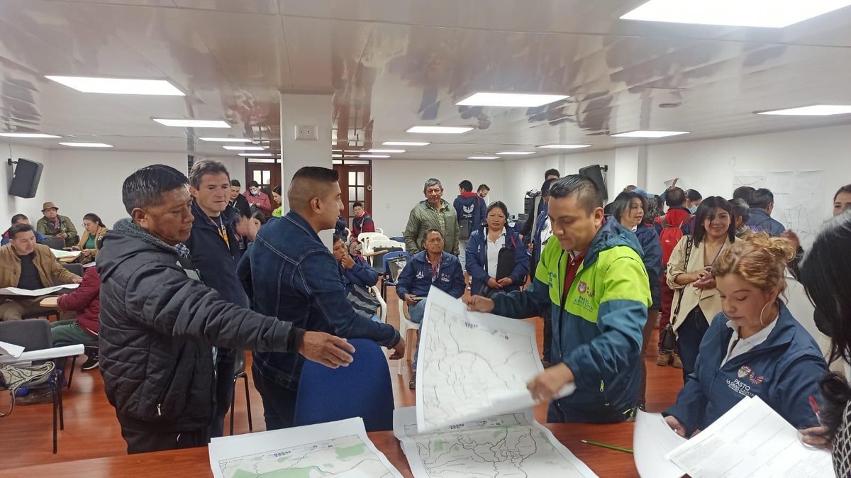 AndresPB1981's tweet image. El líder comunitario #Edil, #Comunal, #Corregidor es el más Influyente de la comunidad, el más proactivo, el coordinador organizacional.

Por eso, nos reunimos con los más representativos de  #LaGranCapital, para hacer ejercicios de cartografía social y de primera mano tomar