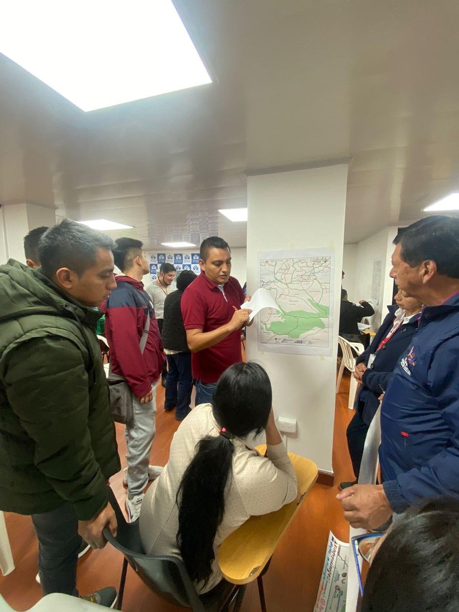 AndresPB1981's tweet image. El líder comunitario #Edil, #Comunal, #Corregidor es el más Influyente de la comunidad, el más proactivo, el coordinador organizacional.

Por eso, nos reunimos con los más representativos de  #LaGranCapital, para hacer ejercicios de cartografía social y de primera mano tomar