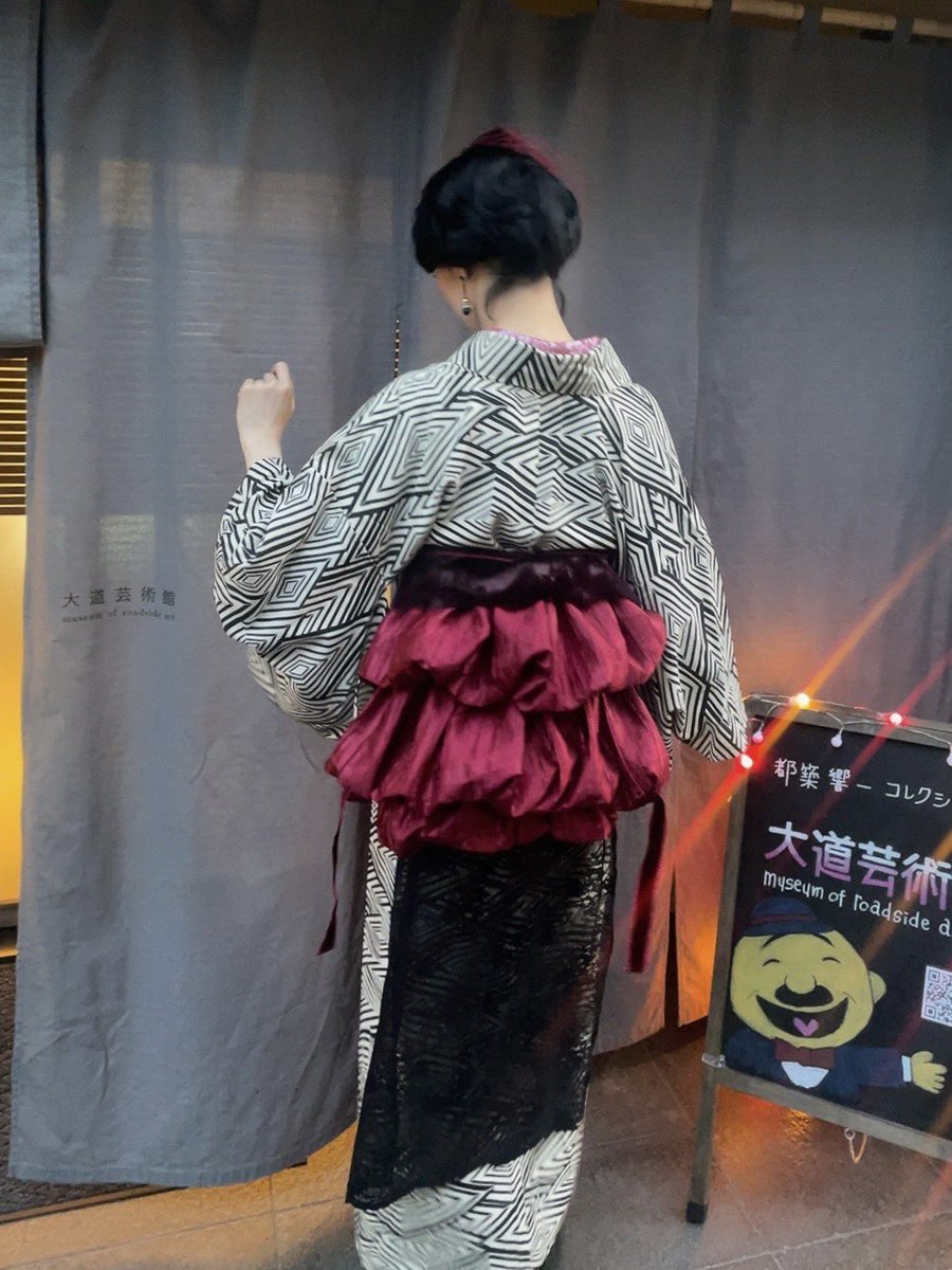 DesignBucker's tweet photo. 縁川ミラノデザイン。
Baby Doll Tokyoと成宮のスペシャルコラボで誕生したフリル帯バッスル❣️
通常より長さとボリュームを増した特別仕様。ワッシャータフタとフロッキーレー���を使用し、ウエストの毛皮は取り外してシンプルにも。

お問い合わせは@BabyDollTokyo まで
一点物
¥55,000（税込） https://t.co/azL1zHQoV1