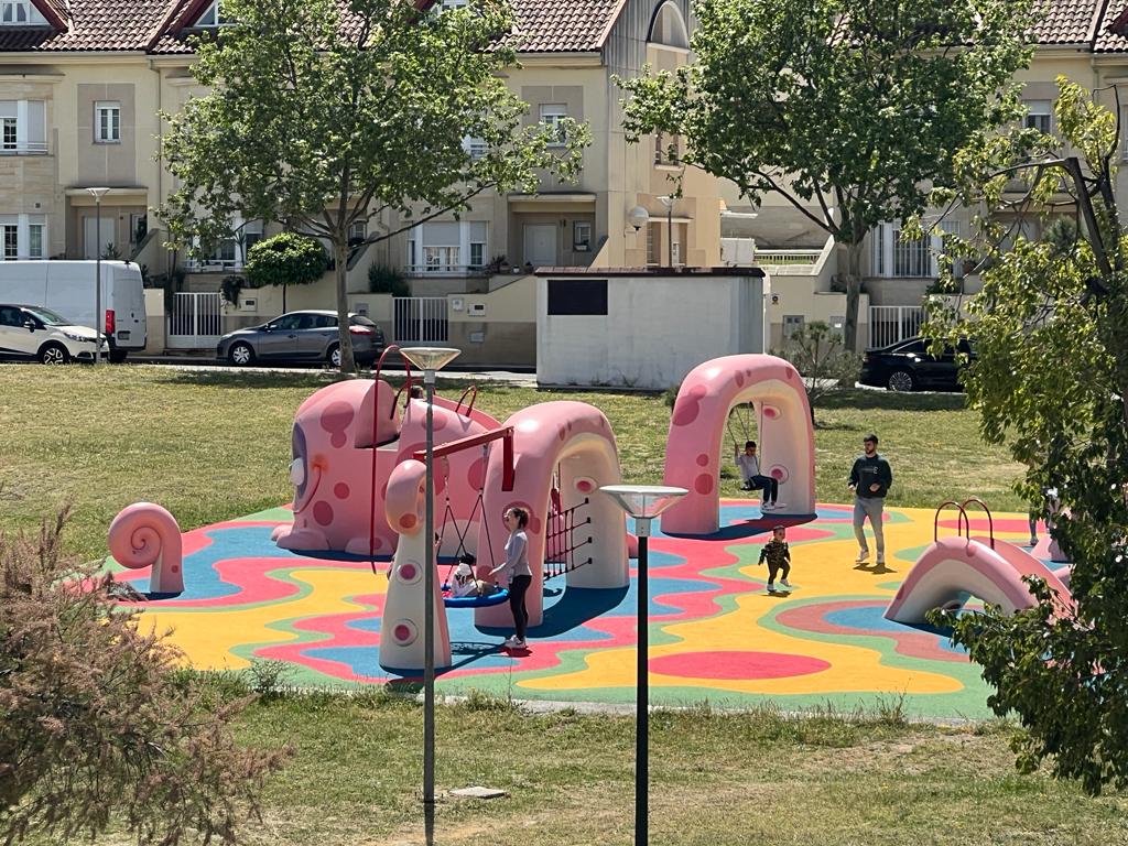 🔵Ya se puede disfrutar del nuevo parque infantil situado en la Avenida de Las Angustias de Navalmoral.