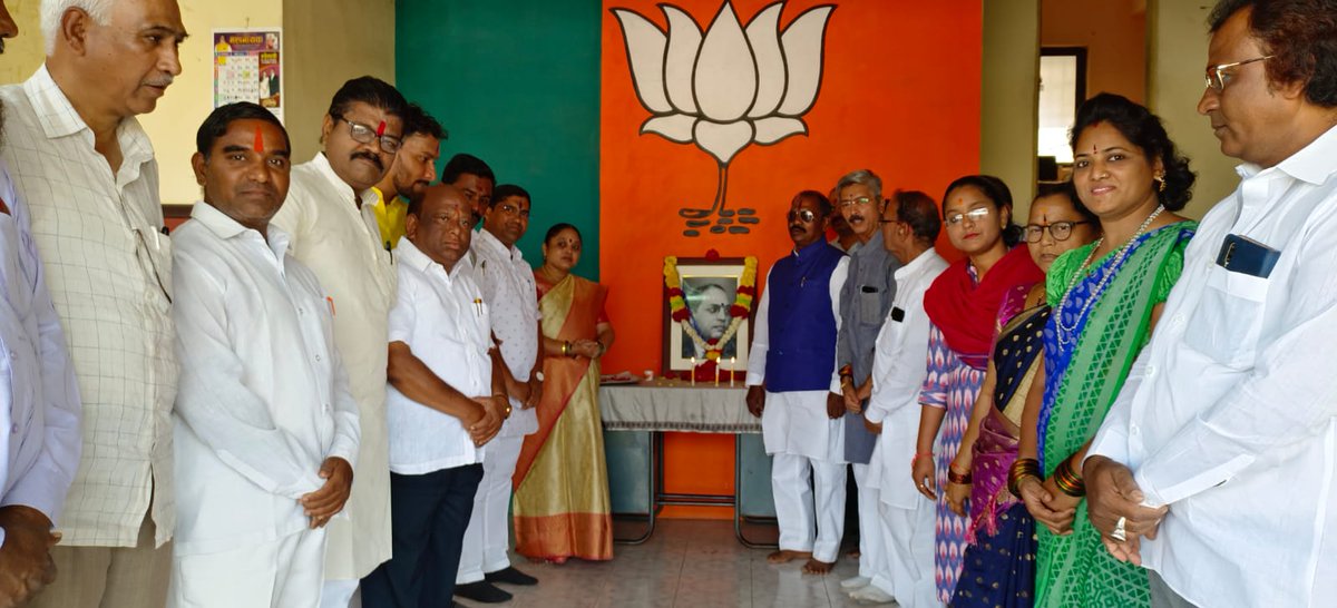 BjpSolapur's tweet photo. भारतरत्न, महामानव डॉ.बाबासाहेब आंबेडकर यांच्या जयंती निमित्त सोलापूर भाजपा तर्फे कार्यालयात व पार्क चौक येथे अभिवादन करण्यात आले.

@VikramDBjp 
@drjaisiddeshwar 
@MLAVIJAYSD https://t.co/V1m5XpUAcF