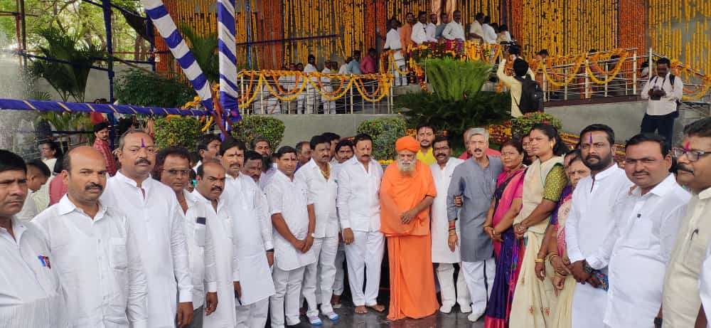 BjpSolapur's tweet photo. भारतरत्न, महामानव डॉ.बाबासाहेब आंबेडकर यांच्या जयंती निमित्त सोलापूर भाजपा तर्फे कार्यालयात व पार्क चौक येथे अभिवादन करण्यात आले.

@VikramDBjp 
@drjaisiddeshwar 
@MLAVIJAYSD https://t.co/V1m5XpUAcF