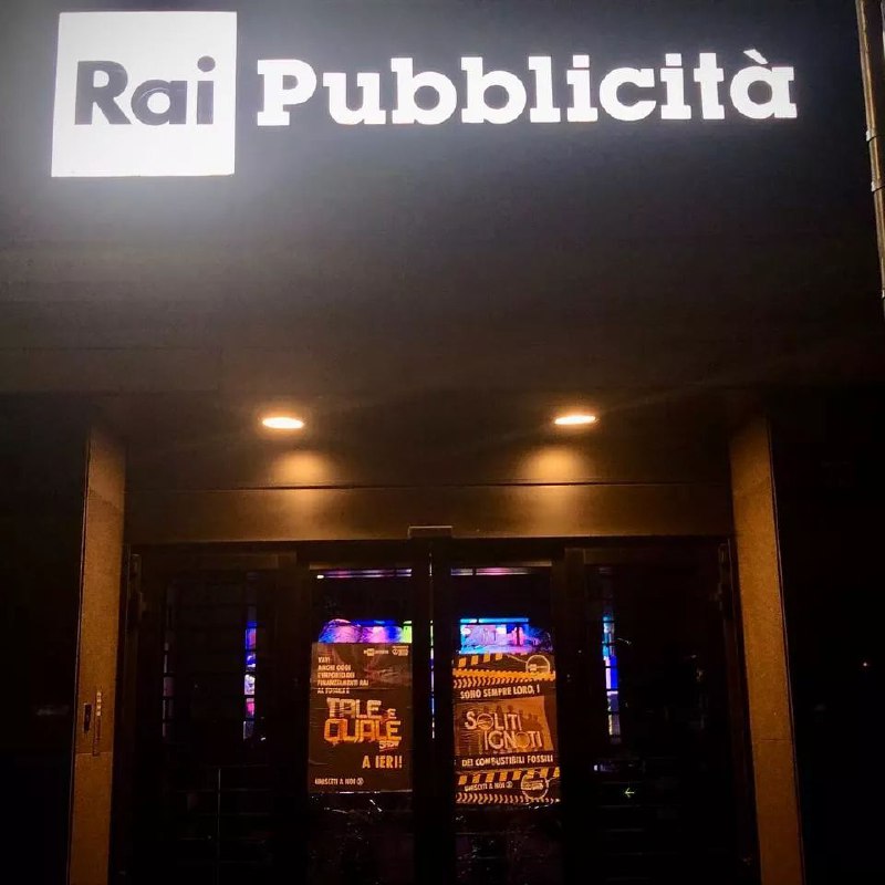 XrItaly's tweet photo. Questa notte @milano_xr ha visitato la sede di RAI Pubblicità in corso Sempione a Milano ed ha lasciato loro dei messaggi molto chiari: basta #ENI, basta #greenwashing.
#Rai,#diRAI la verità?
@RaiNews @Tg1Rai @tg2rai @Tg3web @RaiUno @RaiDue @RaiTre @RaiRadio7 @RaiRadio2 https://t.co/RtP3GLDo5E